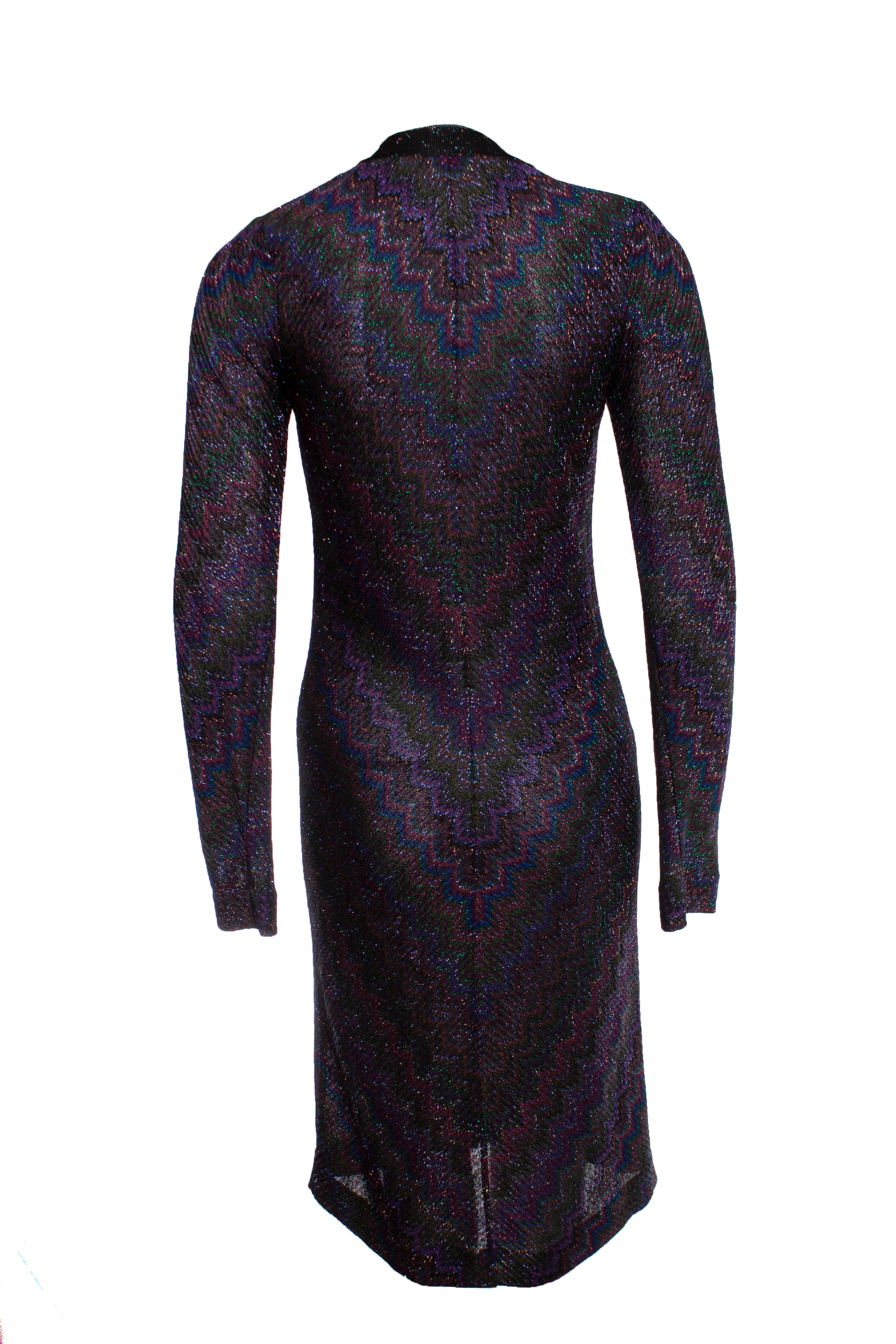 Missoni, multi-colored purple lurex cardigan with buttons. The item is in very good condition.

• CONDITION: very good condition

• SIZE: IT40 - XS

• MEASUREMENTS: length 103 cm, width 41 cm, waist 36 cm, shoulder width 37 cm,

arm length 70 cm

•