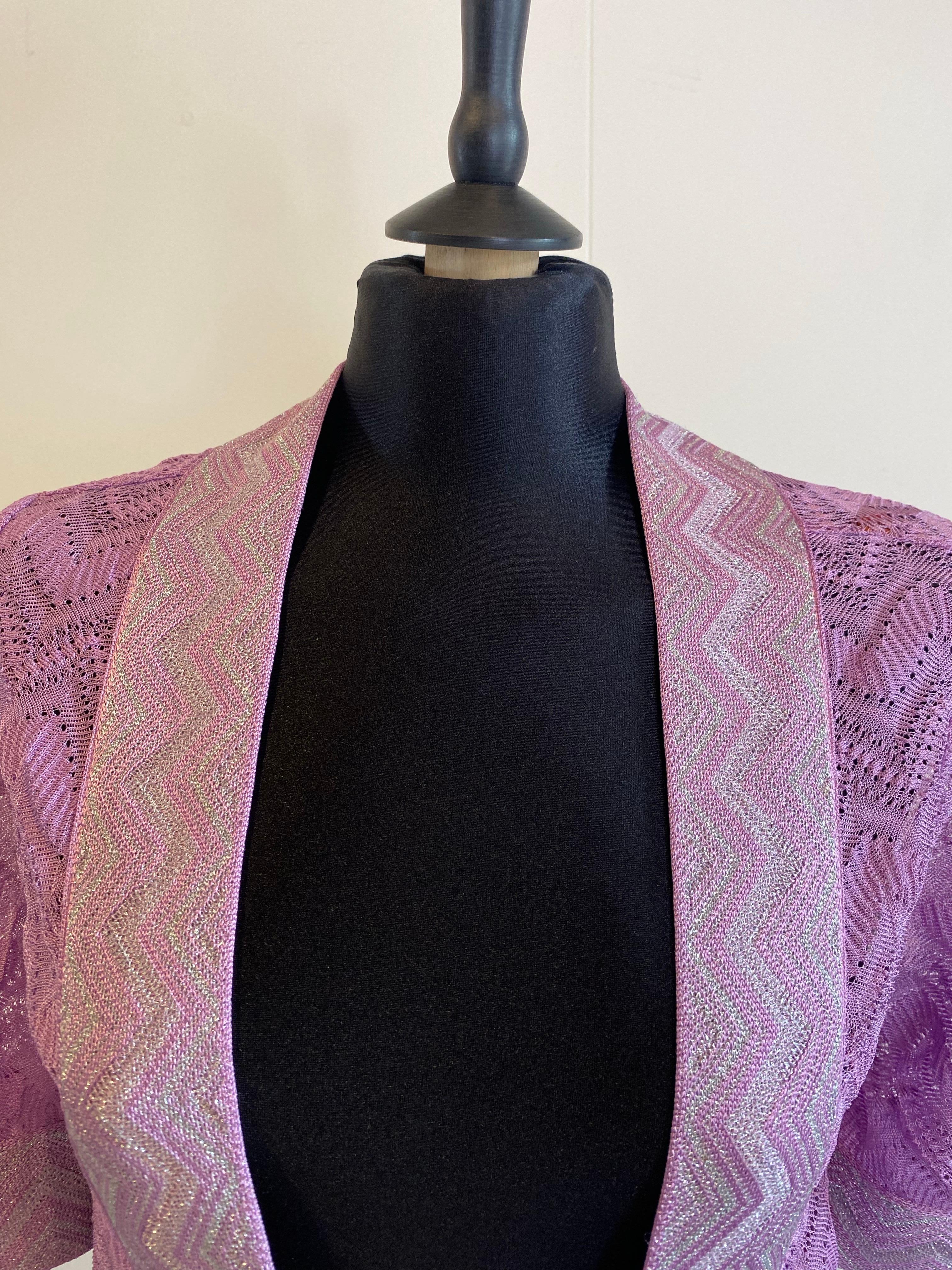 Missoni Top violet avec détails.
Taille 40 IT.
Il n'y a pas de Label de composition, il semble être en viscose.
Épaules 40 cm.
Longueur 85 cm.
Article en bon état, présente des signes d'utilisation et des défauts comme indiqué sur les photos.