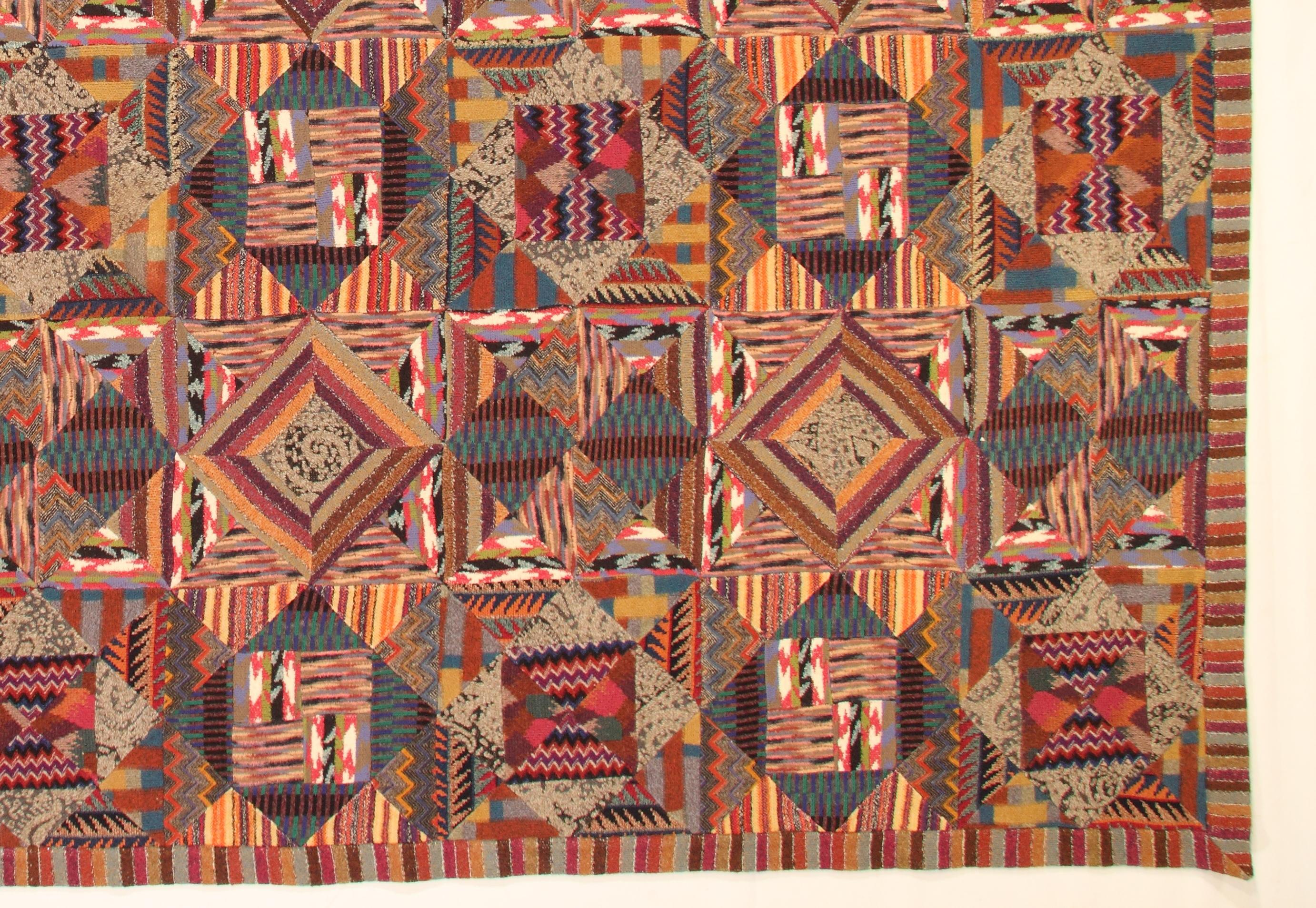 Missoni - Prototype de tapisserie patchwork 

Ce rare patchwork de tapisserie a été réalisé par Ottavio Missoni au début des années 1980 pour le lancement de la collection de tapis Missoni. 

Seulement 3 d'entre eux ont été fabriqués.
Matériau