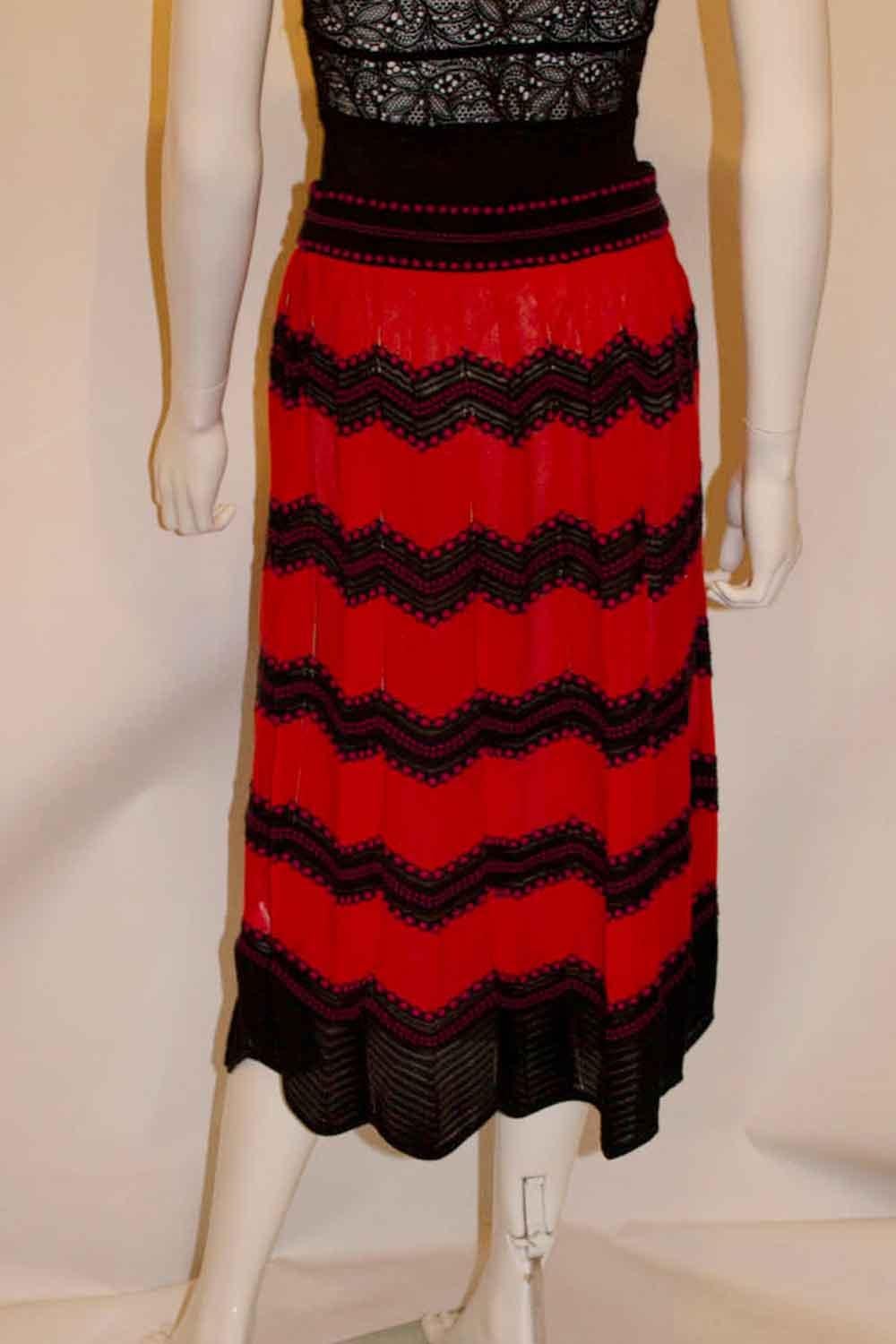 A fun and easy to wear red and black skirt by Missoni M. Size 44 , 92 A Measurements: waist 28'' - 32'', length 38''