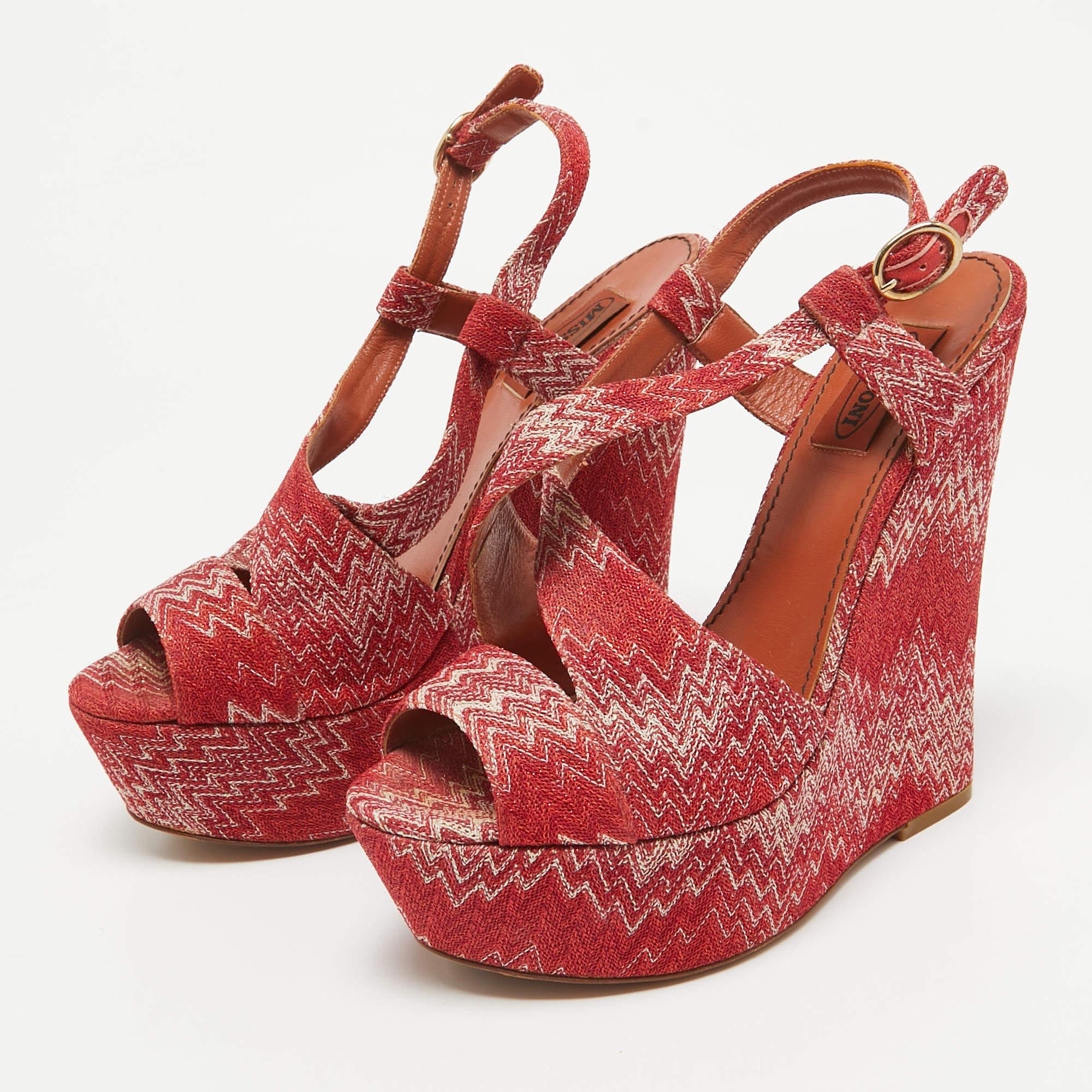 Diese Sandalen umrahmen Ihre Füße auf elegante Weise. Sie sind aus hochwertigen MATERIALEN gefertigt und verfügen über ein edles Design und bequeme Innensohlen.
