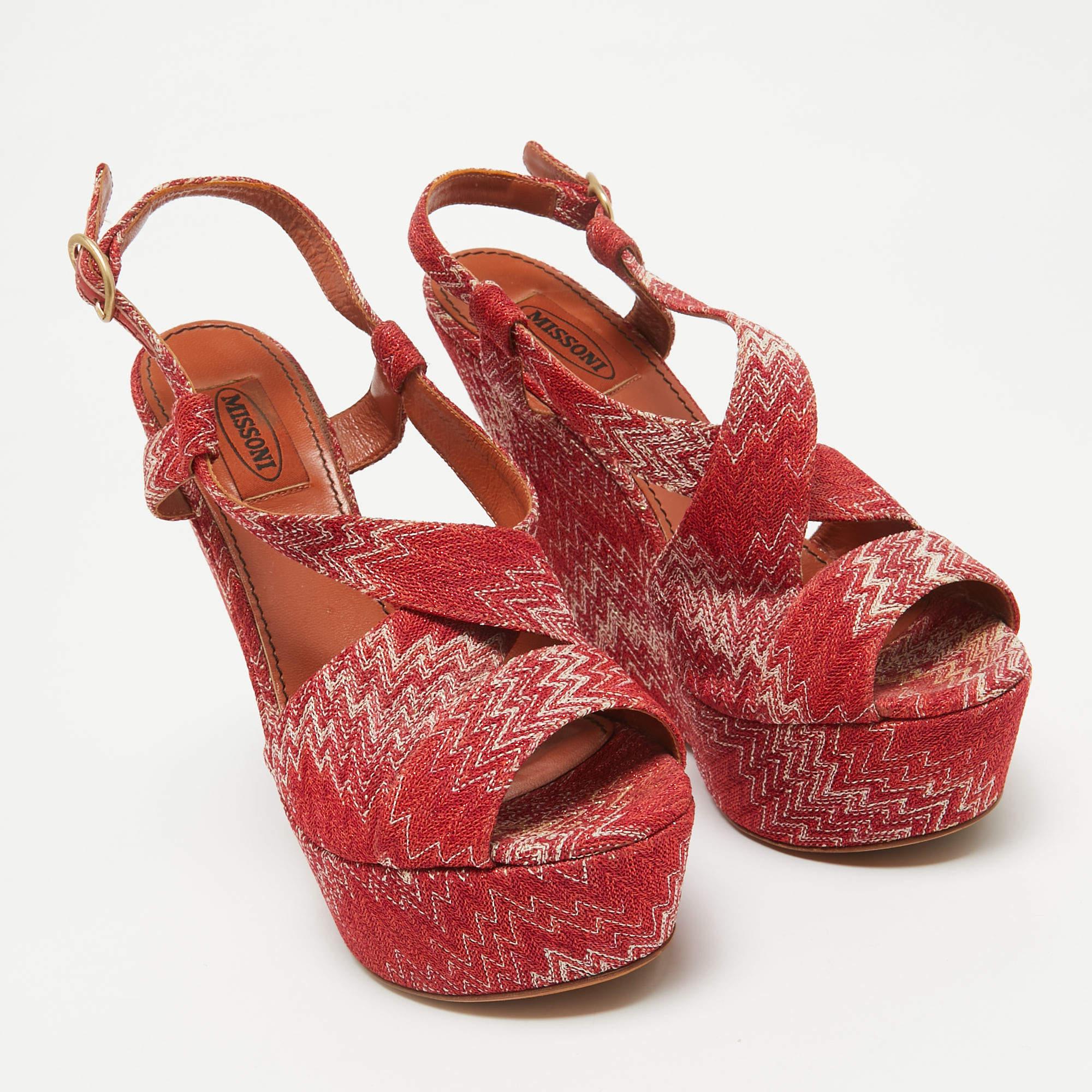 Missoni Rote Lurex-Keilsandalen aus Stoff mit Keil Größe 39 im Zustand „Gut“ im Angebot in Dubai, Al Qouz 2