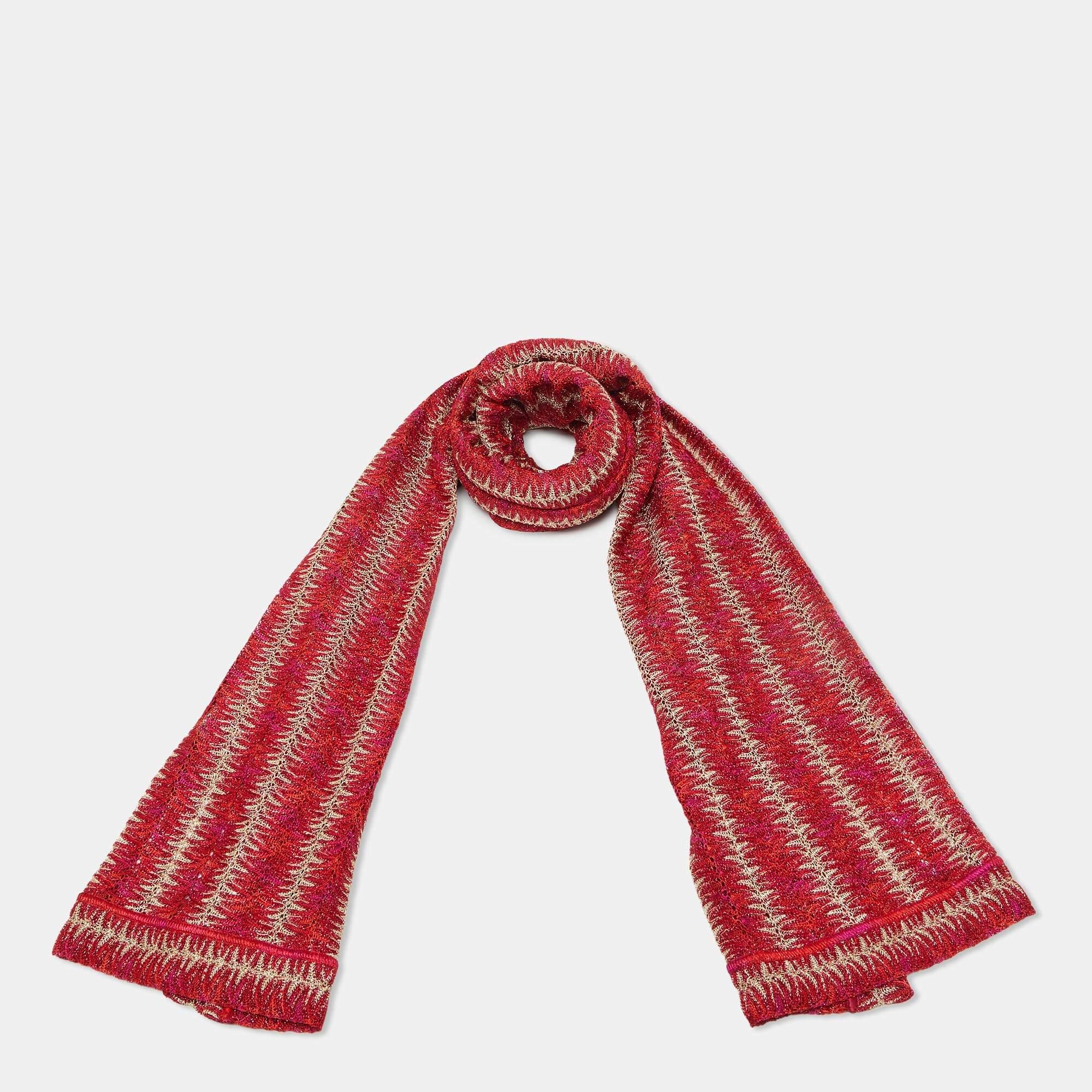Avvolgiti nel lusso con questa squisita stola di Missoni. La maglia artigianale, con i suoi motivi caratteristici e i suoi colori vivaci, cattura l'essenza della raffinatezza italiana. Il morbido tessuto offre calore senza appesantire, rendendolo