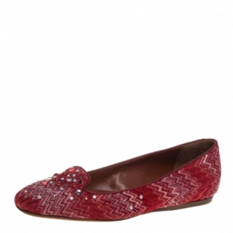 In this pair of ballet flats, Missoni's signature of intricate fabric play is beautifully displayed. The flats have a splash of patterns in two tones all over the exterior and pretty embellishments on the uppers.