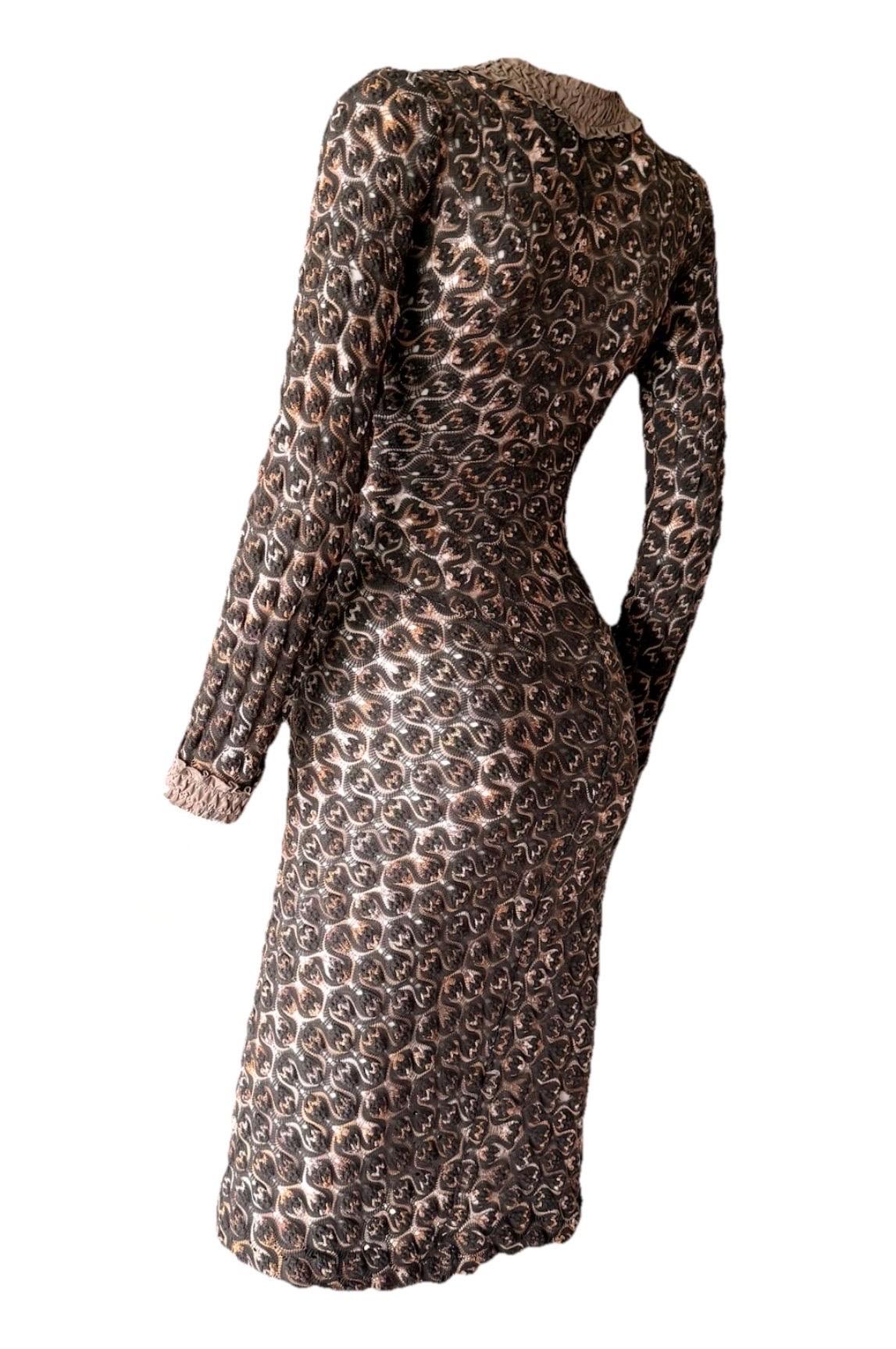 MISSONI Runway F/W 2007 ‘70s-Style Crochet Knit V-Neck Wrap Dress – IT 36/38 In Good Condition For Sale In Woodland Hills, CA
