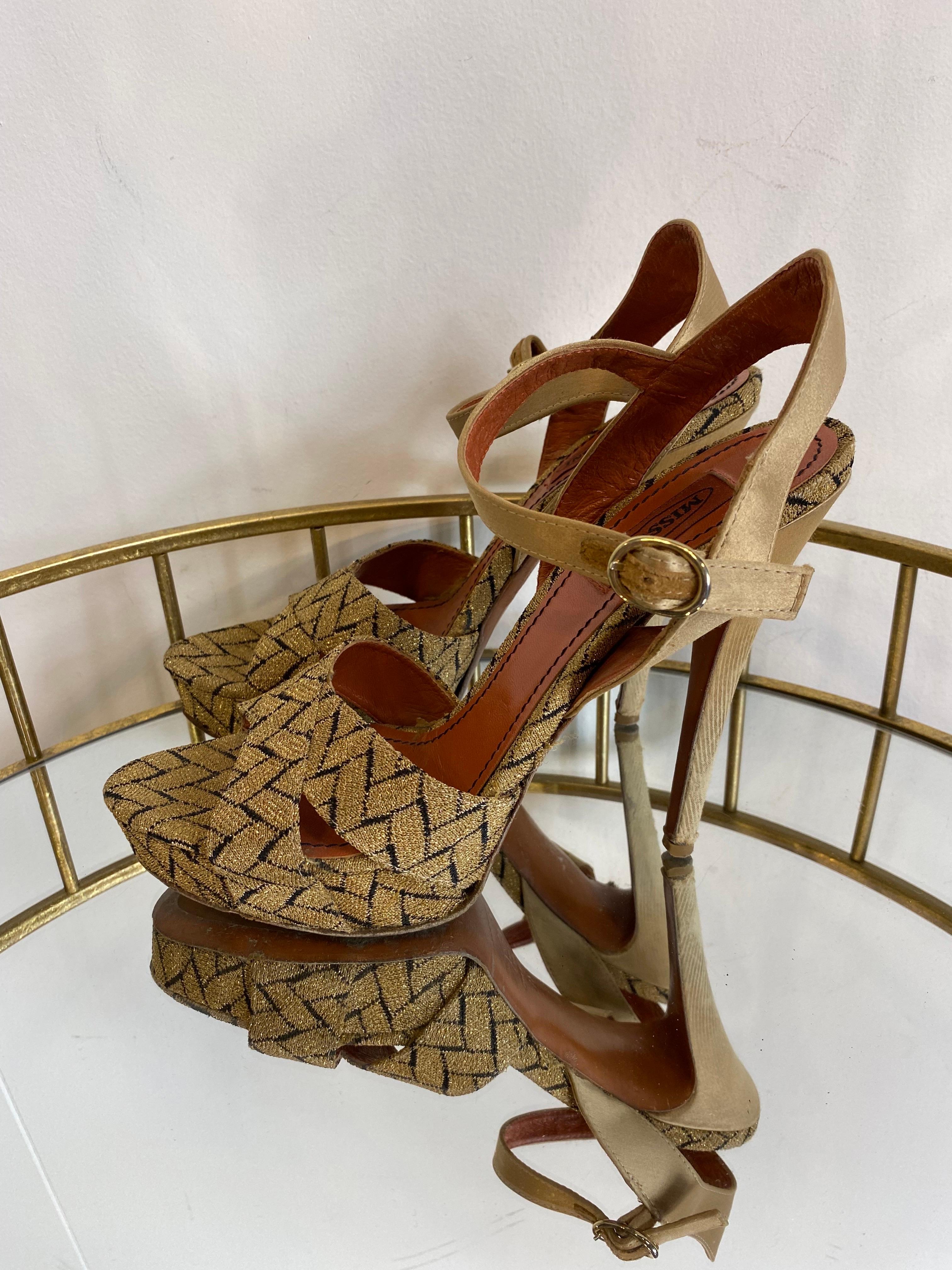 Missoni sandals with golden platform
In perfect condition

N 41
Heel 13 cm
Platform 3 cm