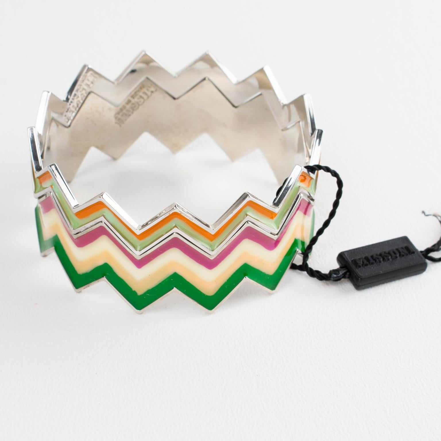 Estas impresionantes pulseras brazalete de Missoni, Italia, tienen forma de zigzag con decoración de esmalte. El marco de metal plateado está adornado con esmalte multicolor, similar al de los icónicos jerséis de la marca. Cada pieza lleva grabado