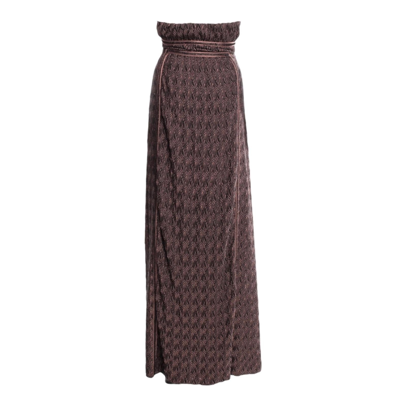Stunning evening gown by MISSONI
Amazing brown colors
Crochet-knit detail trimming
Built-in corset for a perfect décolleté and fit
Beautiful crochet-knit fabric in MISSONI's signature zigzag design
Fully lined with silk
Full length
Made in Italy
Dry