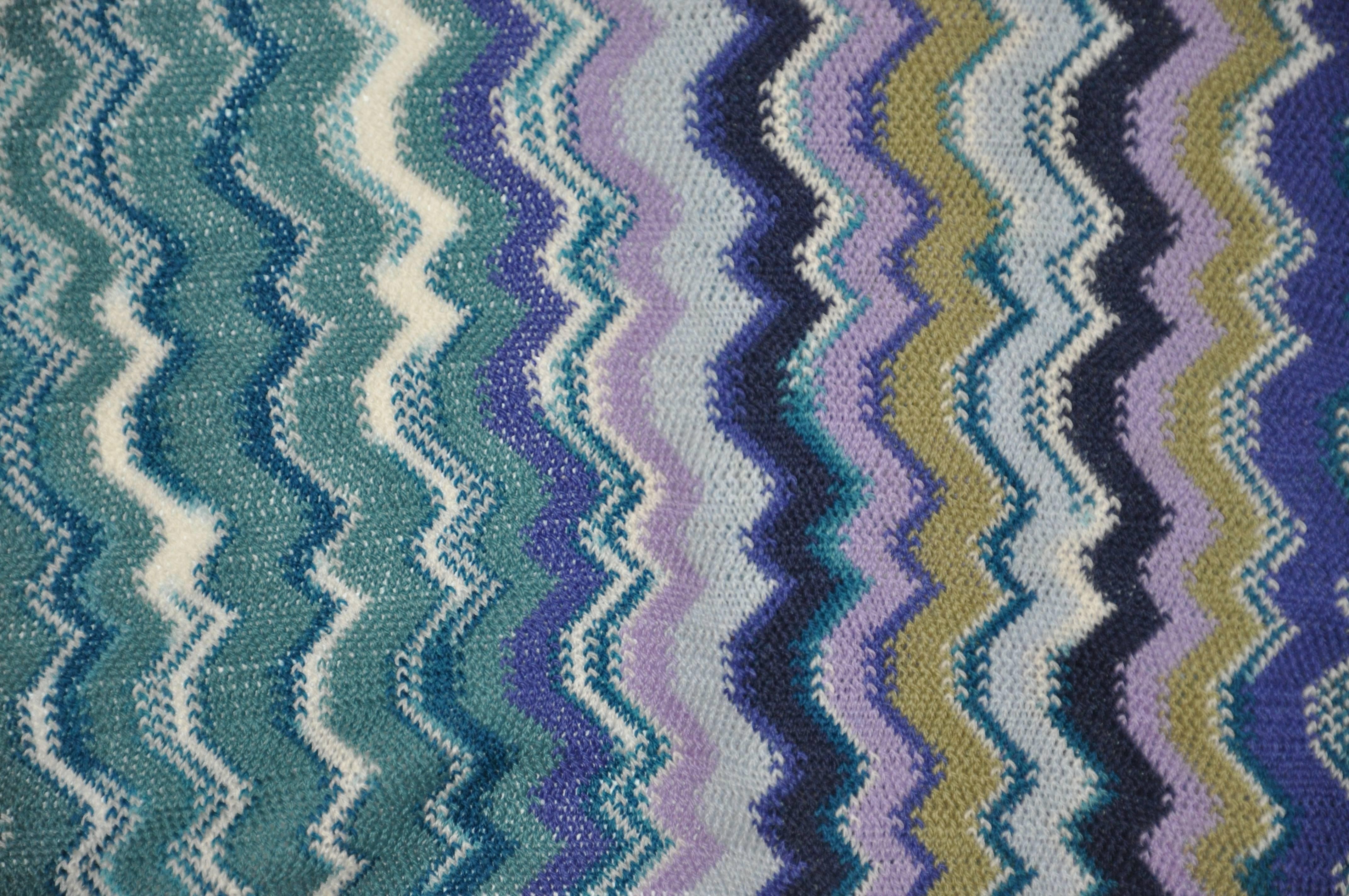 Bufanda Zig Zag Multicolor con Flecos Missoni Signature en Bueno estado para la venta en New York, NY