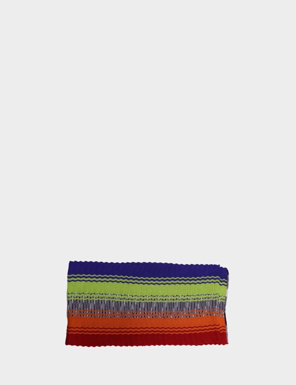 Dai un tocco di colore e carattere al tuo guardaroba con questa sciarpa multicolore di Missoni, che sfoggia l'iconico motivo a zigzag e a onde del marchio in una vivace palette di viola, verde lime, arancione, rosso e blu. Realizzato in una maglia