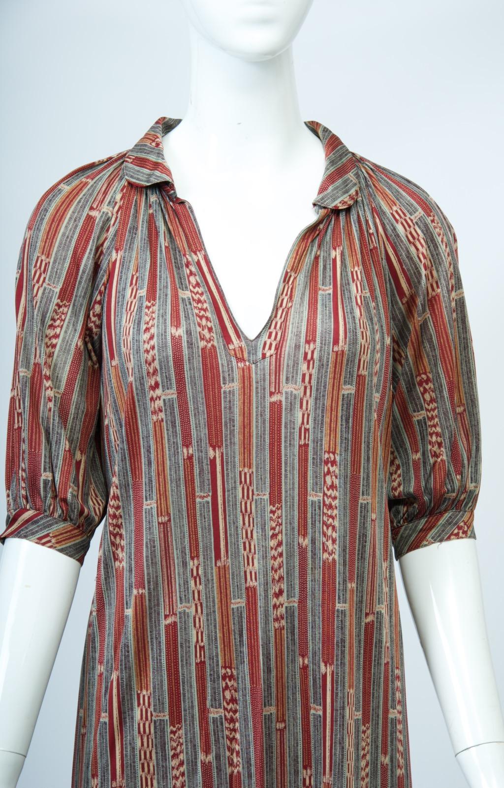 Robe droite à manches courtes Missoni composée d'un imprimé de soie extrêmement léger, la  motif géométrique composé de rayures verticales alternant entre des bandes de motifs rouille dominants contrastant avec des bandes d'un petit motif noir et