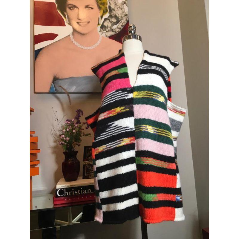 Missoni Size 42 Black White V Neck Sleeveless Wool Knit Top  In Excellent Condition For Sale In Los Angeles, CA