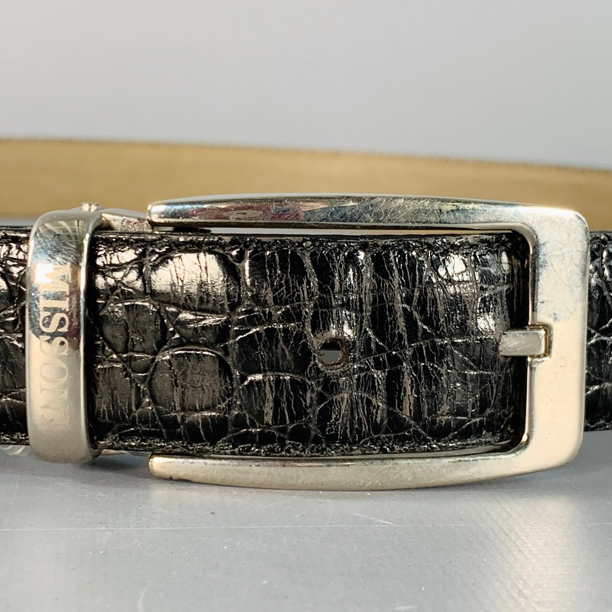 MISSONI
cintura in pelle nera goffrata con fibbia in metallo argentato. Made in Italy.Buone condizioni di usato. Moderati segni di usura intorno ai fori della cintura. Così com'è. 

Contrassegnato:   110/125Lunghezza: 46,5 pollici Larghezza: 1