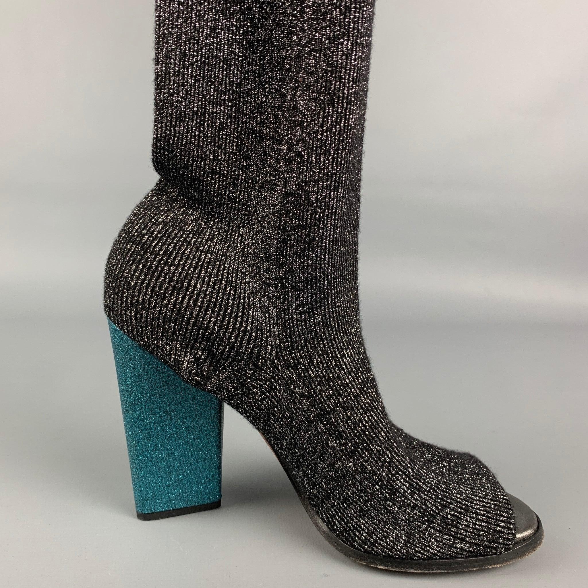 Botas altas MISSONI de lúrex metálico negro y plateado, con cierre con cordones, puntera abierta y tacón grueso de purpurina en contraste. Fabricado en Italia.
Muy buen estado, usado y con caja. Pequeños signos de desgaste. 

Marcado:   37