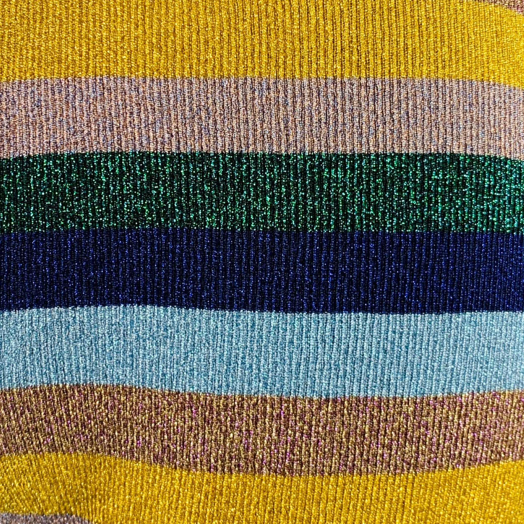 Pantalon décontracté MISSONI
en tricot bleu pailleté et multicolore, avec un motif à rayures, une jambe large et une coupe décontractée avec fermeture élastique à la taille.Très bon état d'occasion. Signes mineurs d'usure. 

Marqué :   IT 44