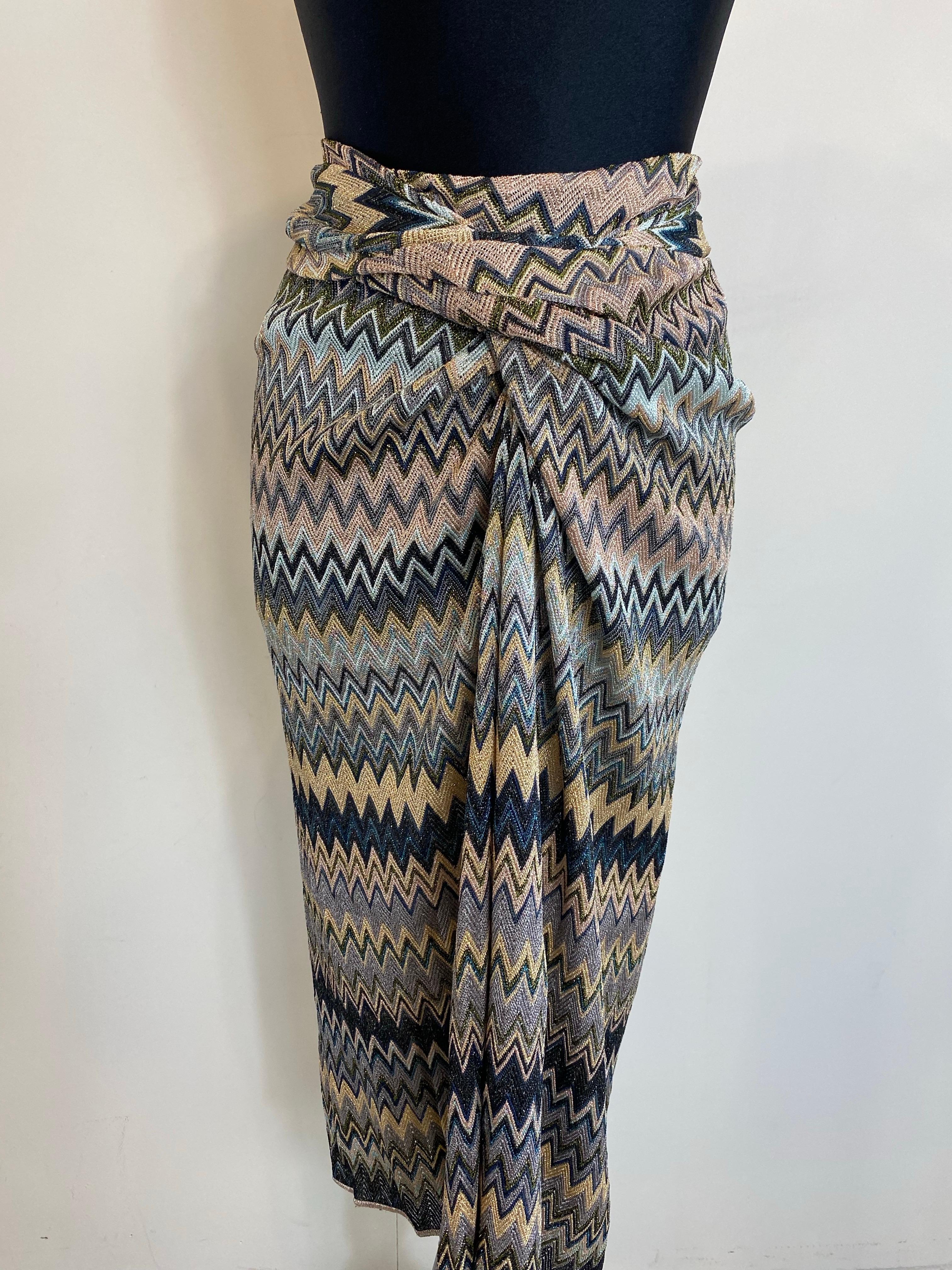 Missoni-Rock mit Details.
Größe 42 IT.
50% Viskose, 32% Rayon, 18% Polyester.
Verstellbare Taille
Länge 70 cm.
Ausgezeichneter Zustand, weist normale Gebrauchsspuren auf, wie auf den Fotos zu sehen.