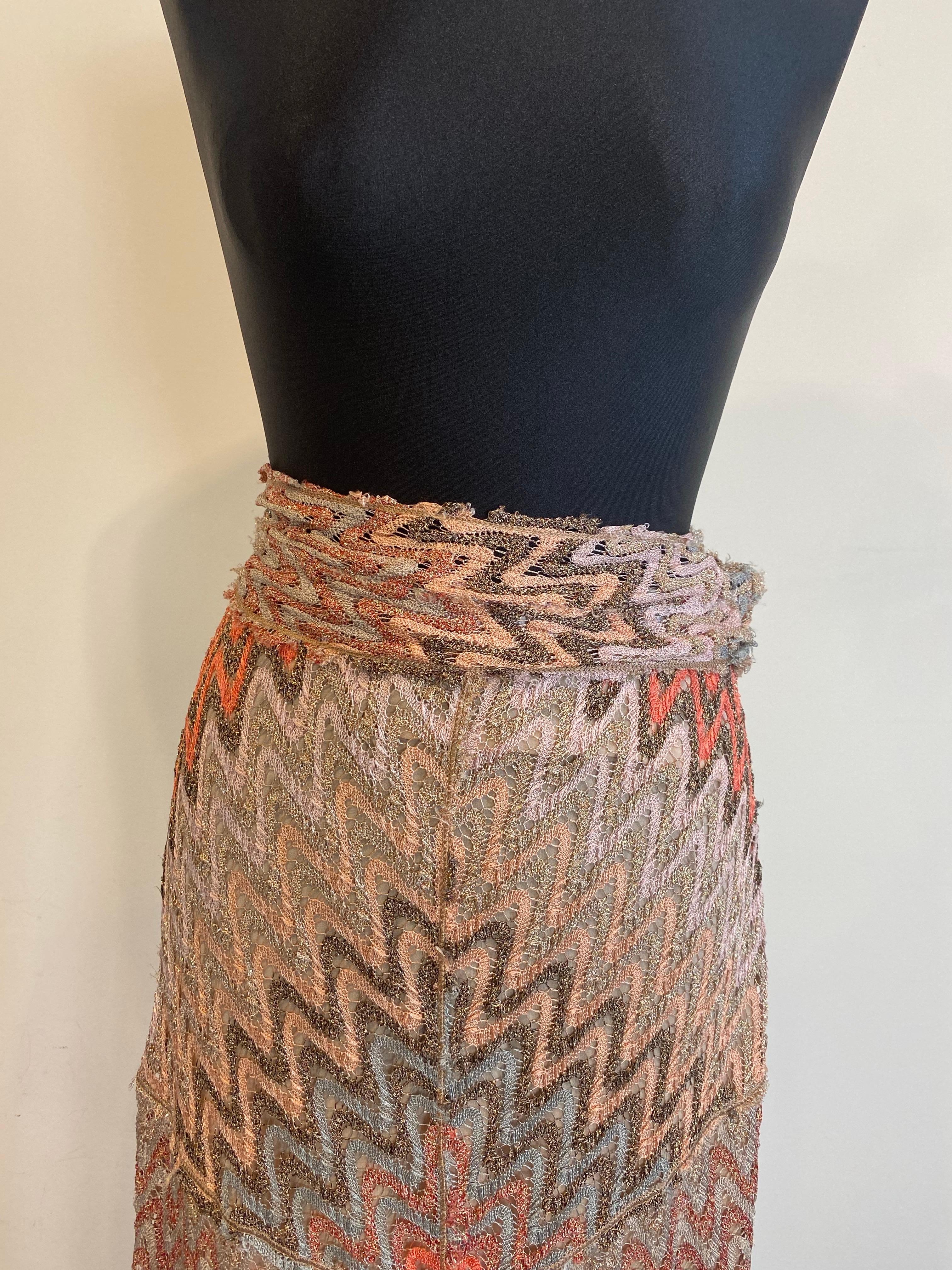 Falda Missoni con cinturón rosa con detalles de color.
Talla 38 IT.
55% Viscosa, 30% Cipro, 15% Poliéster.
Cintura 30 cm.
Largo 92 cm.
Excelente estado, presenta signos de uso como se muestra en las fotos.