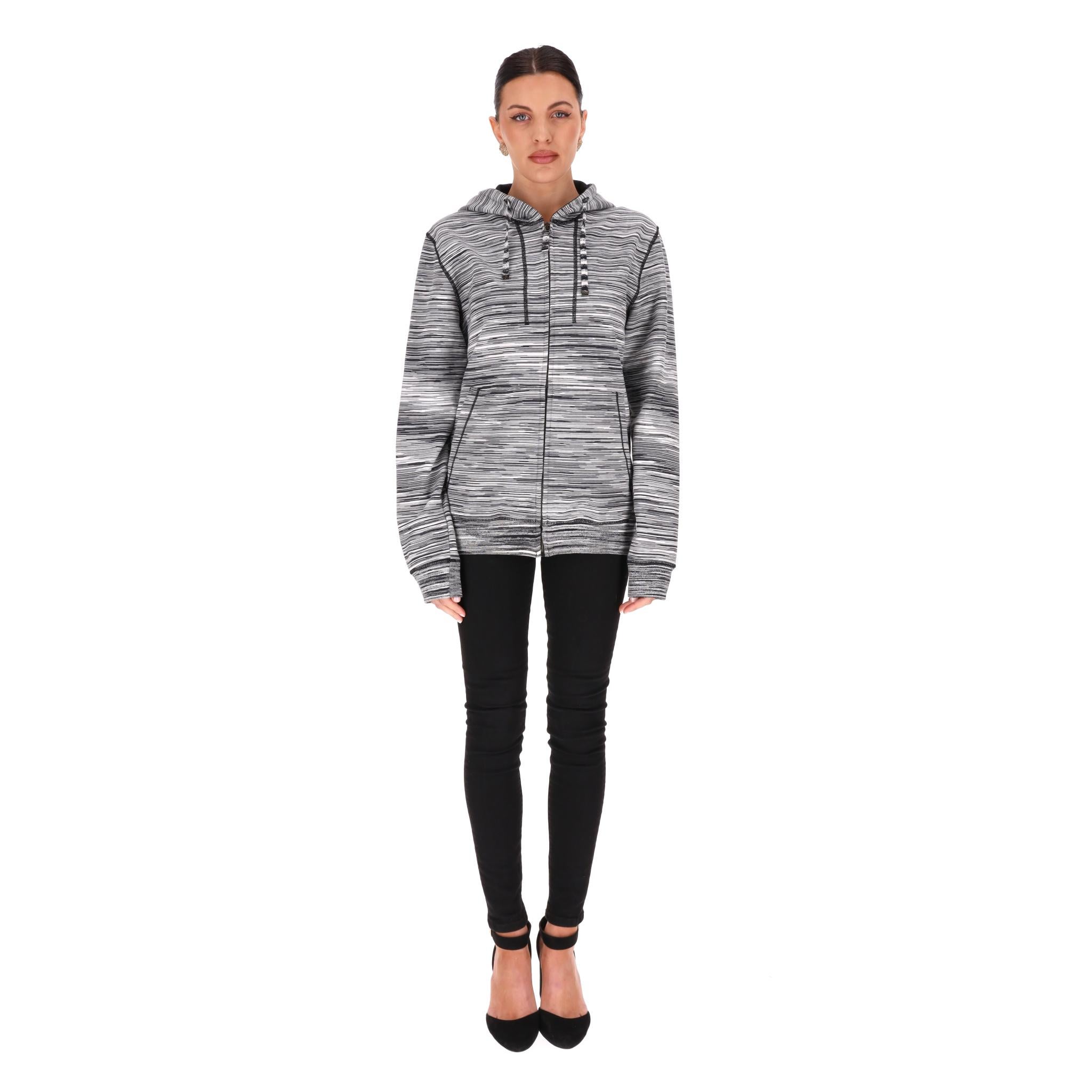 Missoni Sweat-shirt à capuche zippé en coton teint à l'espace

Veste de survêtement en coton gris à effet teinté dans l'espace.

Il est doté d'une capuche à cordon de serrage, d'une fermeture à glissière centrale, de poches avant et de poignets et