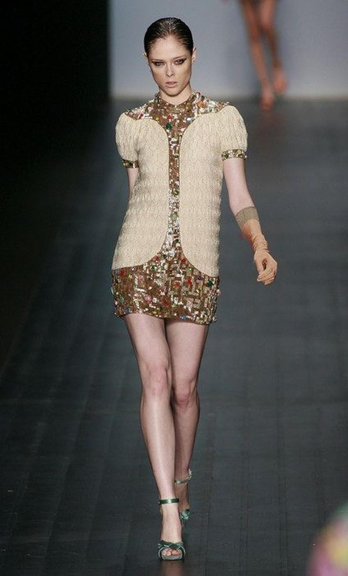 Seltenes und kultiges Minikleid von Missoni aus der Herbstkollektion 2007. Dieses skulpturale, kurzärmelige Kleid zeichnet sich durch ein kompliziertes, geometrisches Strickmuster und eine schillernde, mehrfarbige Handstickerei aus Steinen und