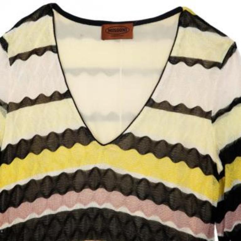 Dieses Kleid von Missoni vereint die besten Elemente des Labels: unglaubliche Muster, luxuriöse Materialien und schmeichelhafte Silhouetten. Das feminine Design wird durch einen zarten V-Ausschnitt und 3/4 lange Ärmel ergänzt.