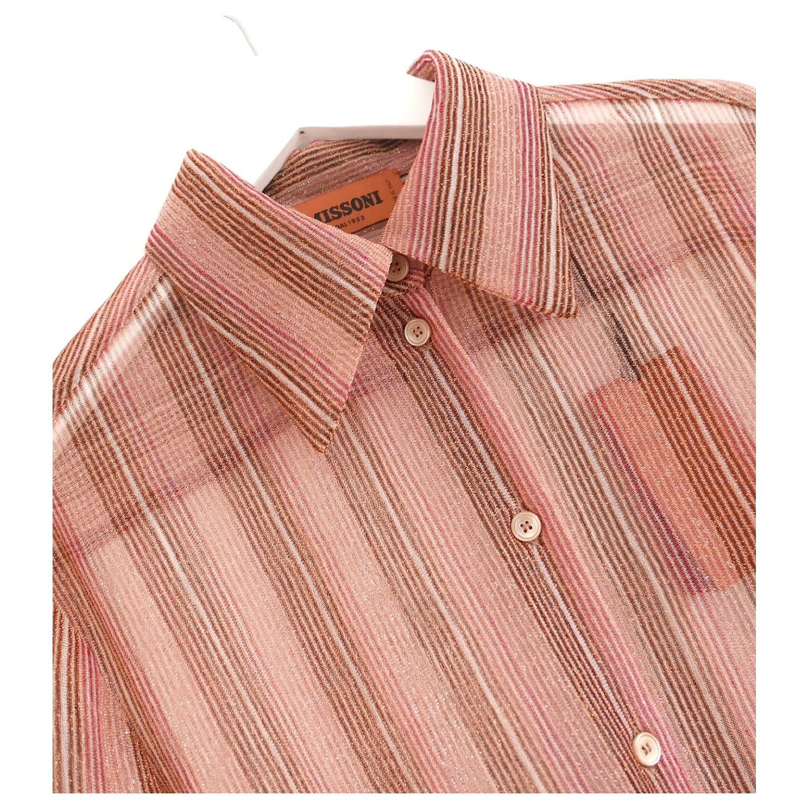 Magnifique blouse rayée en lurex de Missoni - achetée pour £650 et neuve avec ses étiquettes. Réalisé en mélange polyester/polyamide rayé doux et transparent, avec une finition étincelante. Col pointu, poignets découpés et manches bouffantes. Taille