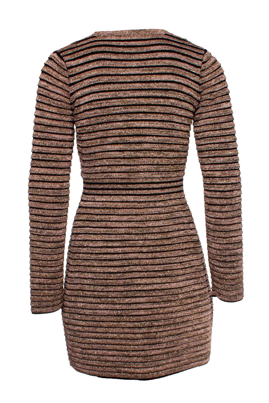 Missoni, cappotto in lurex a righe rosa e oro - vestito con borchie a pressione. L'articolo è in ottime condizioni.

- CONDIZIONE: ottime condizioni

- TAGLIA: 34 - XS

- MISURE: lunghezza 84 cm, larghezza 44 cm, vita 37 cm, larghezza spalle 37 cm,
