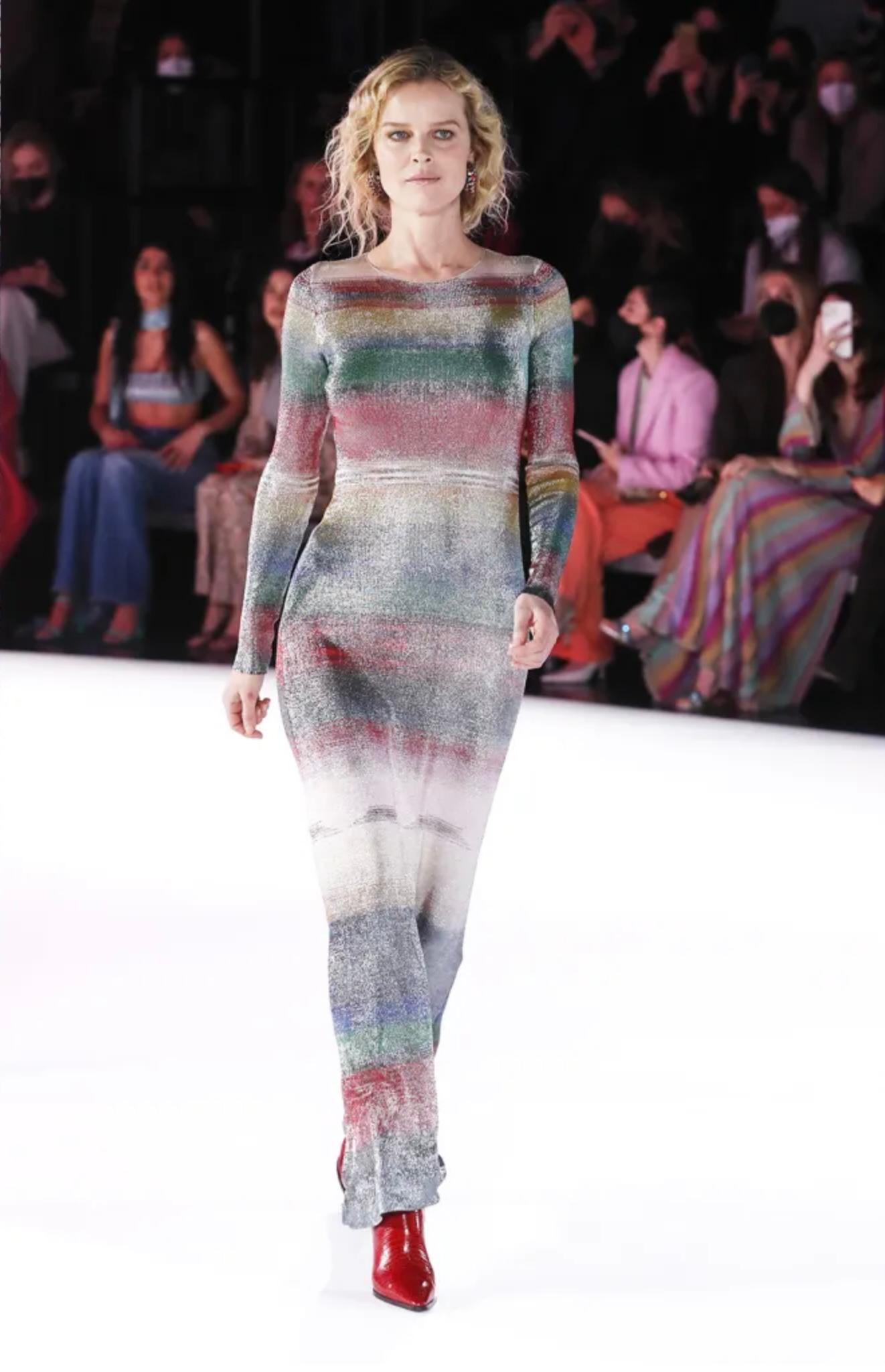 MISSONI Gestreiftes langes Kleid aus Lurex - F/W 2022-23 Laufsteg - wie gesehen an Eva Herzigová im Angebot 15