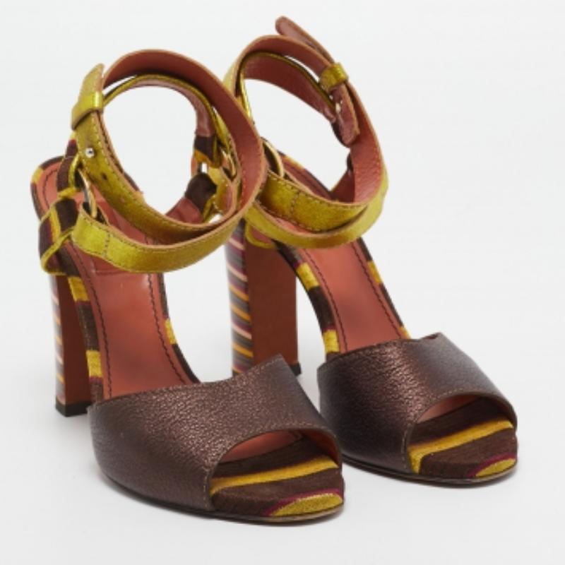 Ces sandales encadreront vos pieds de manière élégante. Fabriquées à partir de matériaux de qualité, elles présentent un design élégant et des semelles intérieures confortables.