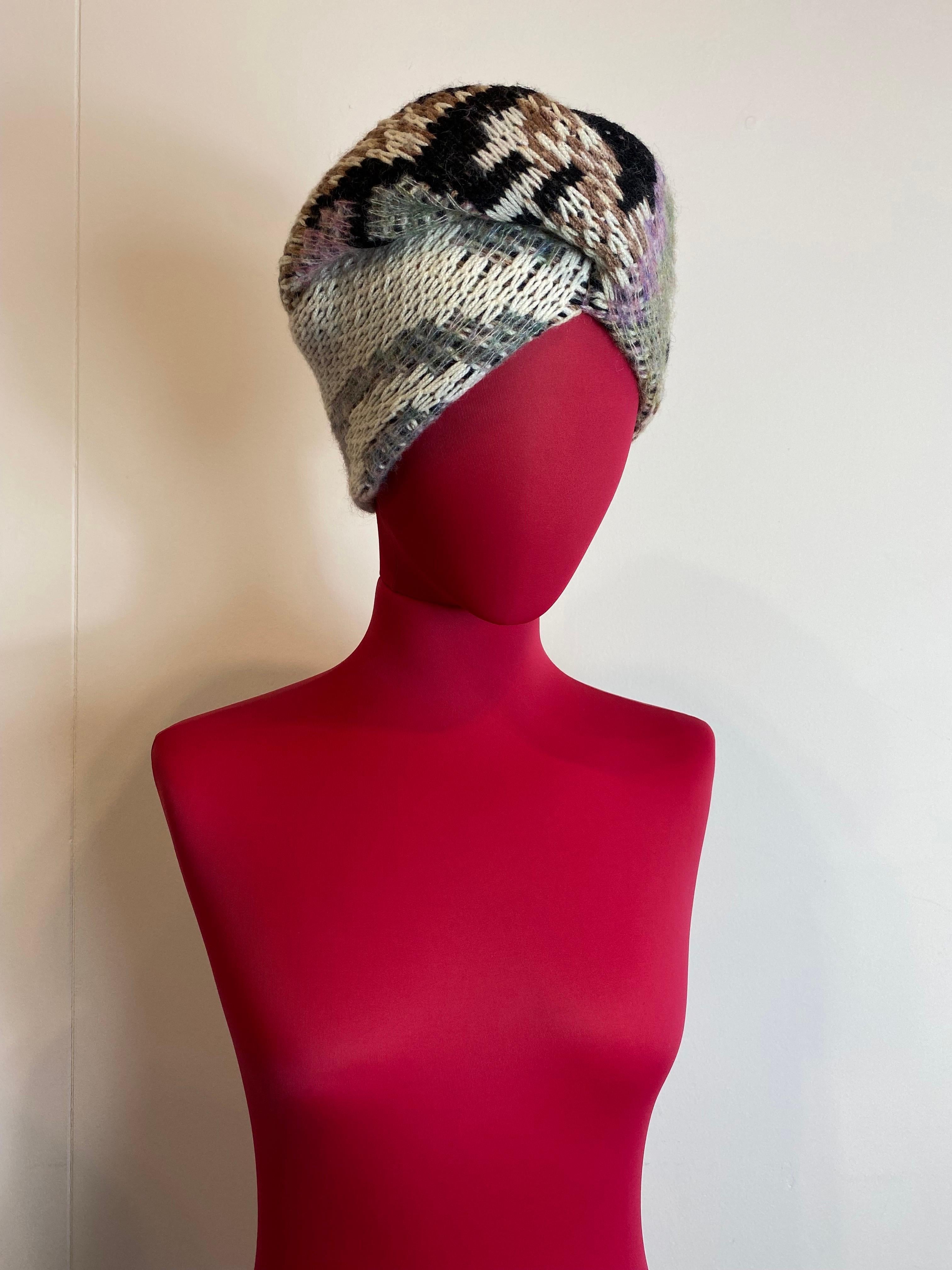 Missoni Turban aus mehrfarbiger Wolle. 
Wie neu. 

Umfang 54 cm 