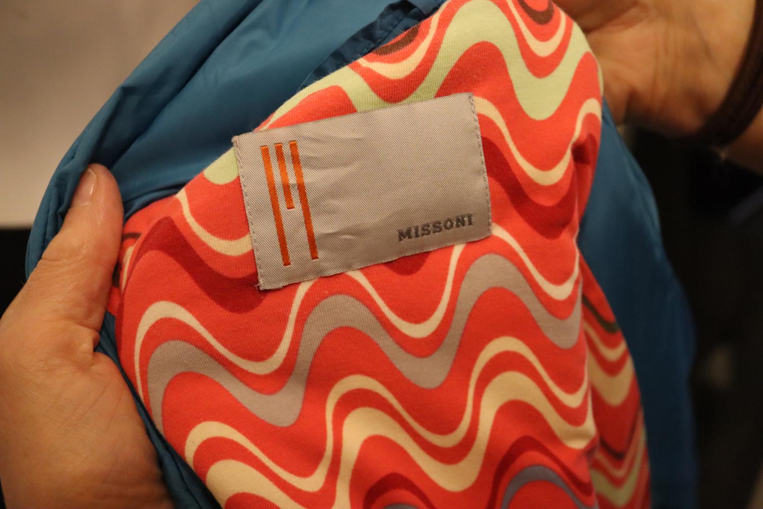 Eine witzige Jacke für den Frühling von Missoni M. In einem leuchtenden Türkis mit buntem Futter. Die Jacke hat einen Reißverschluss auf der Vorderseite, zwei Reißverschlusstaschen auf der Vorderseite  sowie Manschetten und Kragen mit Druckknöpfen.