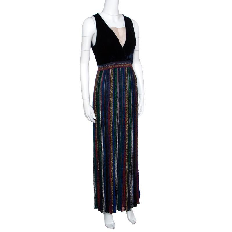This Missoni dress is sure to give you a graceful look when paired with the right kind of heels. It is made of a blend of fabrics and features a flattering silhouette. It flaunts a velvet bodice with a plunging neckline while the bottom is a lurex