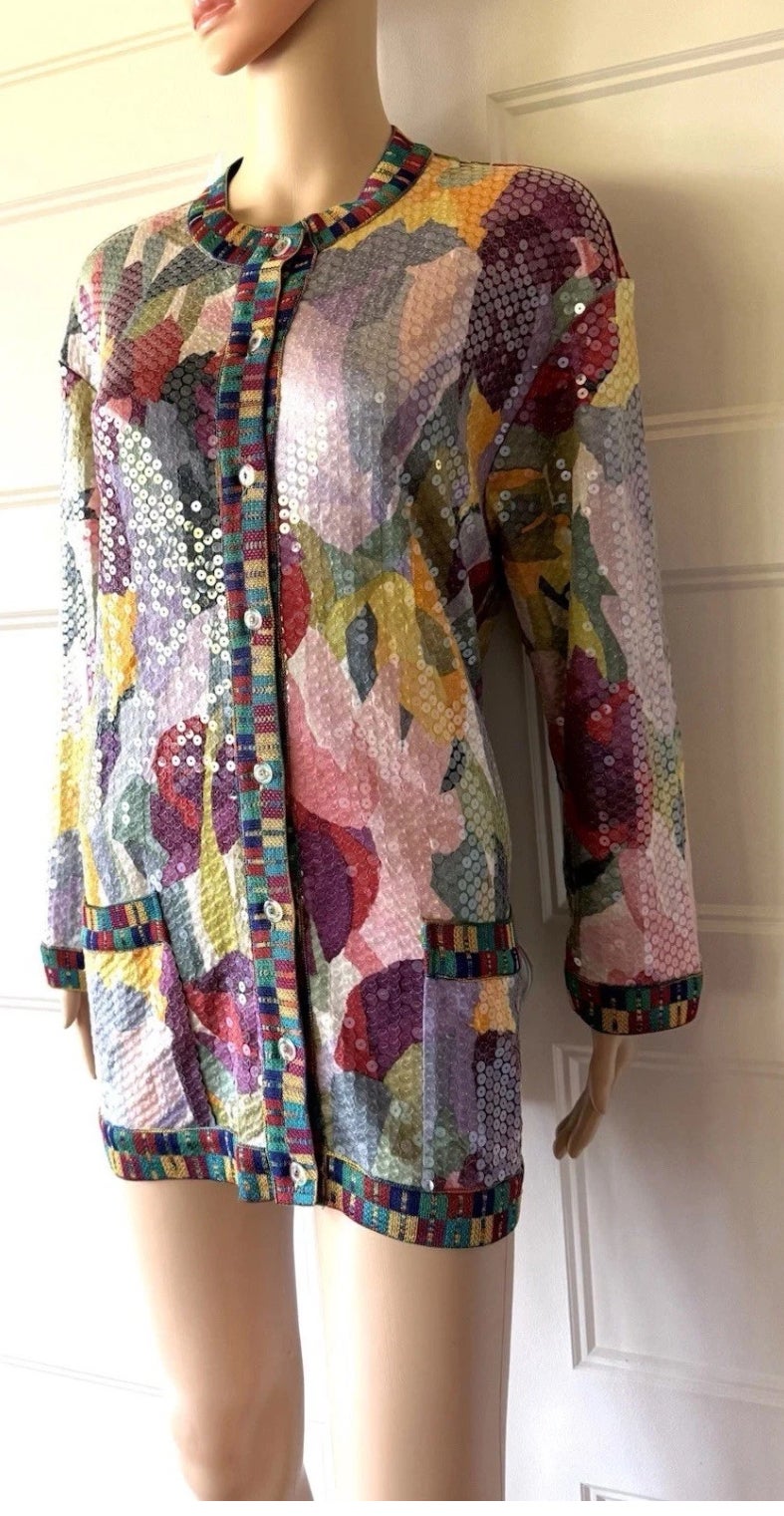 Dieses Vintage-Stück aus Seide mit Paillettenbesatz, das auf dem Missoni-Laufsteg für Frühjahr/Sommer 1991 zu sehen war und im März in der Zeitschrift Elle abgebildet wurde, ist ein Highlight der Kollektion.
Es ist aus 100 % Seide gefertigt und