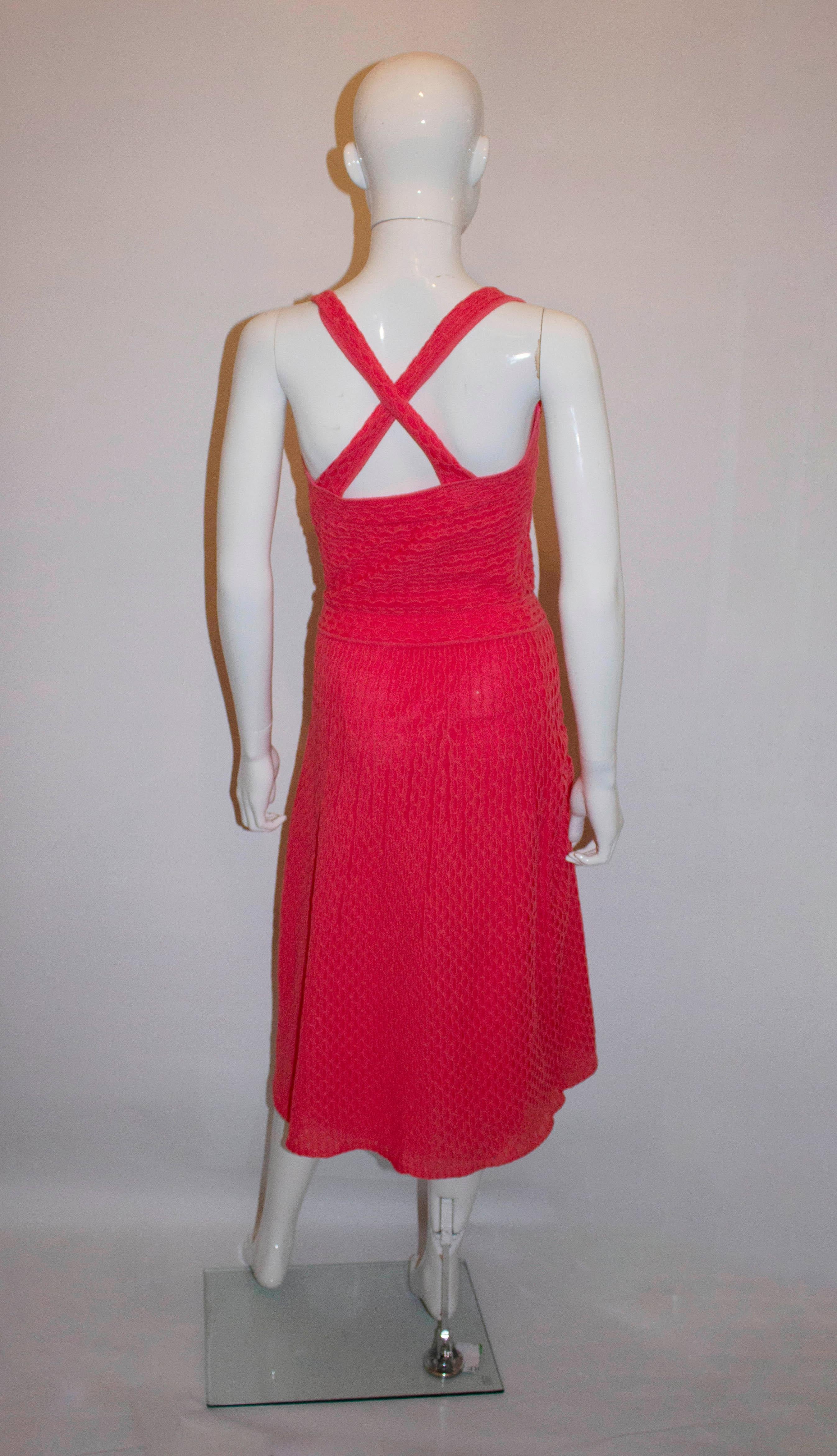Ein hübsches Sommerkleid von MIssoni, Label M. Das Kleid ist in einer hübschen rosa/roten Farbe mit überkreuzten Trägern am Rücken und ist vollständig gefüttert. 
Größe Italienisch 42, Brustumfang 35'',  taille 27'', Länge 48''