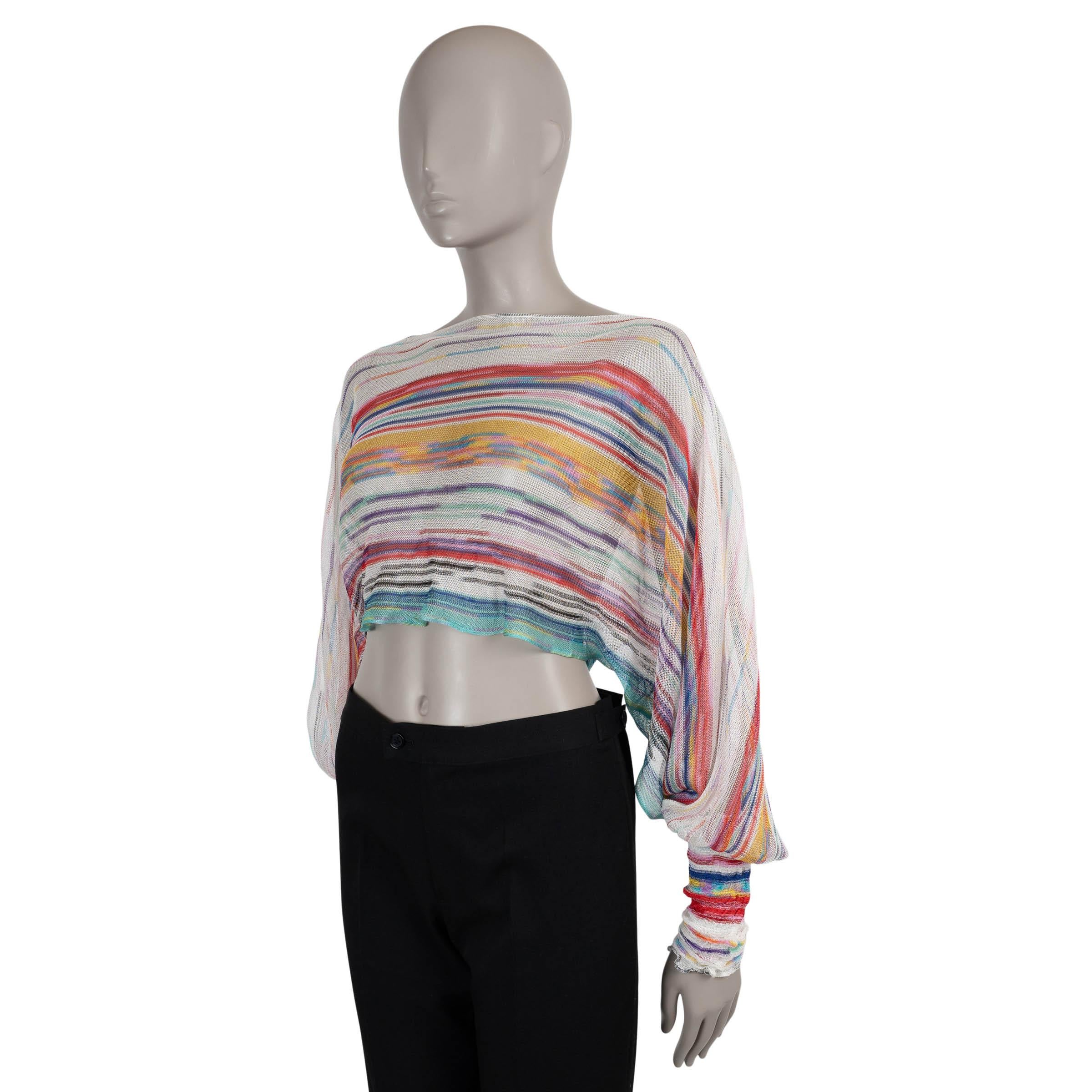 Questo top Missoni, autentico al 100%, è realizzato in viscosa a rete bianca (manca l'etichetta del contenuto e della taglia) con vivaci strisce multicolore. Disegnato con una silhouette rilassata e cropped, presenta uno scollo a barchetta e