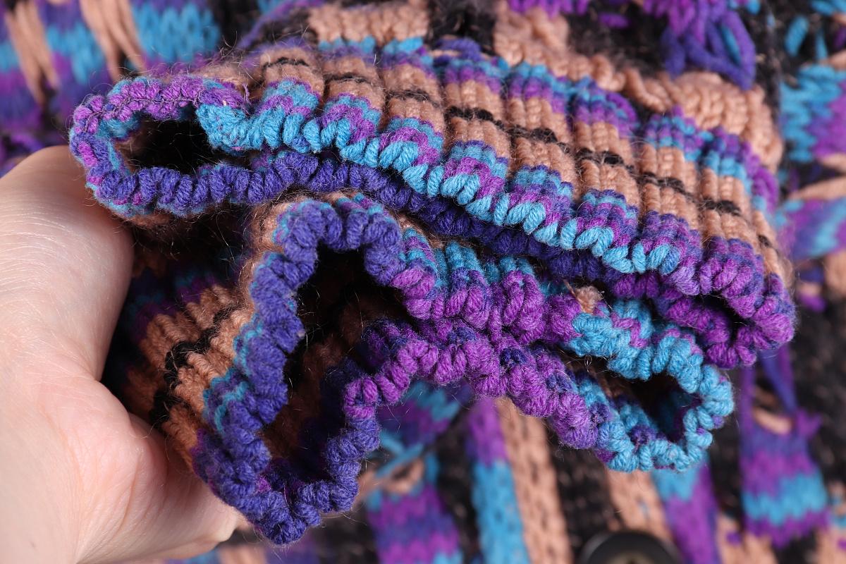 Un magnifique cardigan ouvert de Missoni. 

Maille signée Missoni 
 98% de laine naturelle la plus douce. 
Style allongé. 
Manches longues. 
Le marquage IT38 correspond à XS

excellent état, il y a quelques accrocs