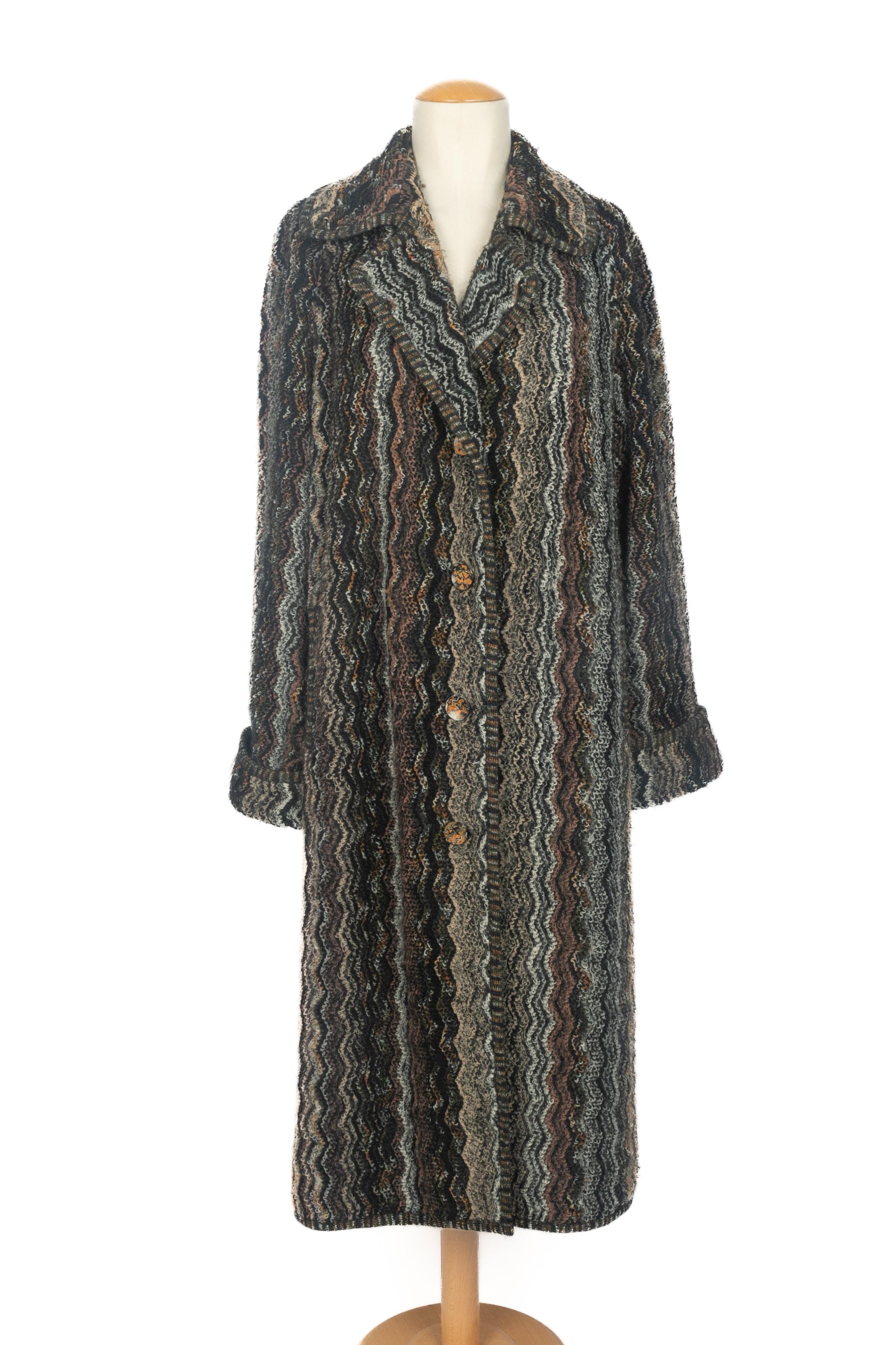 Missoni - (Made in Italy) Cappotto in mohair e lana nei toni del marrone e del grigio. Taglia 46IT.

Condizioni:
Ottime condizioni

Dimensioni:
Larghezza spalle: 47 cm - Lunghezza maniche: 68 cm - Lunghezza: 120 cm

SKU:M170


