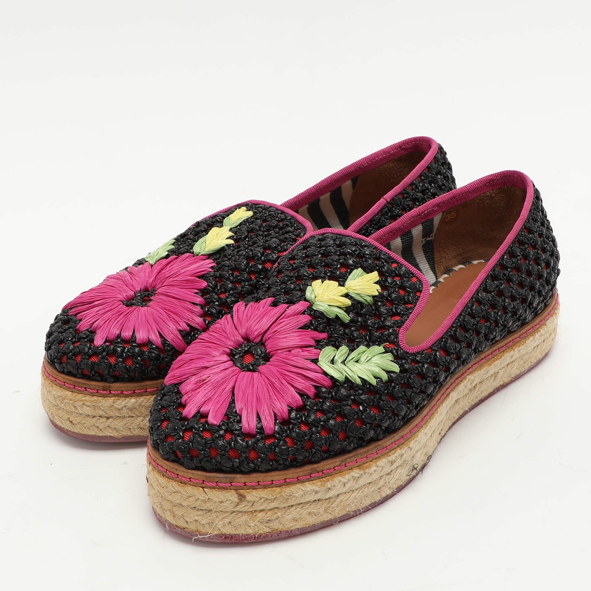 These slippers from Missoni are the epitome of comfort and luxury. Crafted from woven raffia  they embody a refined construction and are functional with leather insoles. The floral detailing on the upper enhances the appeal of the pair and it is