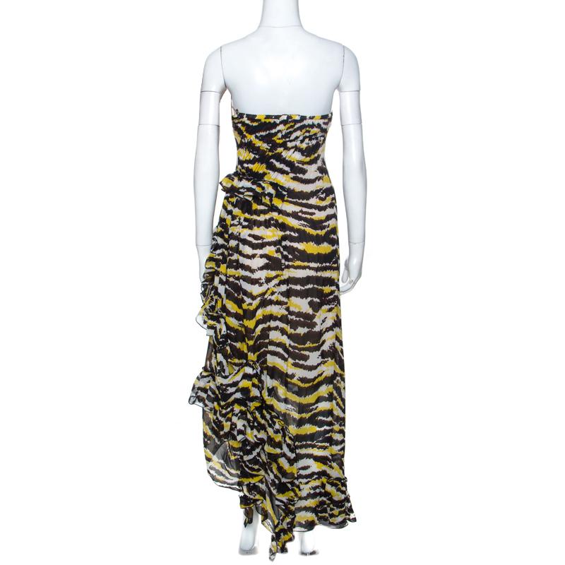 This stunning creation comes from the house of Missoni. Crafted to perfection, it is made of 100% silk. This luxurious garment carries a yellow and black tiger print throughout that adds interest. This tansy dress has a strapless style with zip