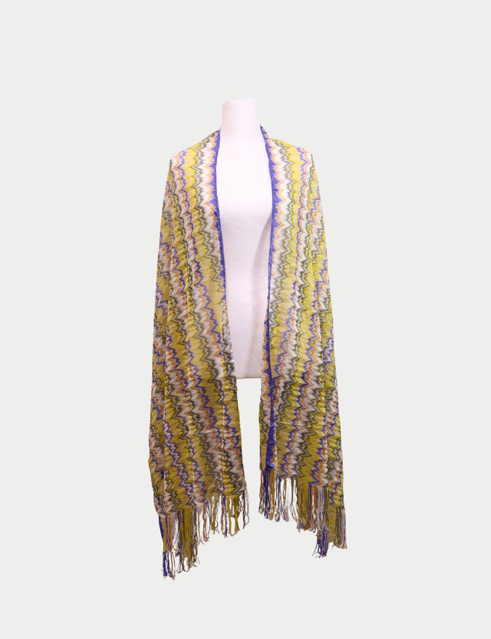 Verleihen Sie Ihrer Garderobe italienische Eleganz mit diesem gelben und blauen Zickzack-Schal von Missoni, einem echten Statement-Stück des legendären Modehauses. Es ist aus dem für Missoni typischen Strick gefertigt und zeigt ein lebhaftes