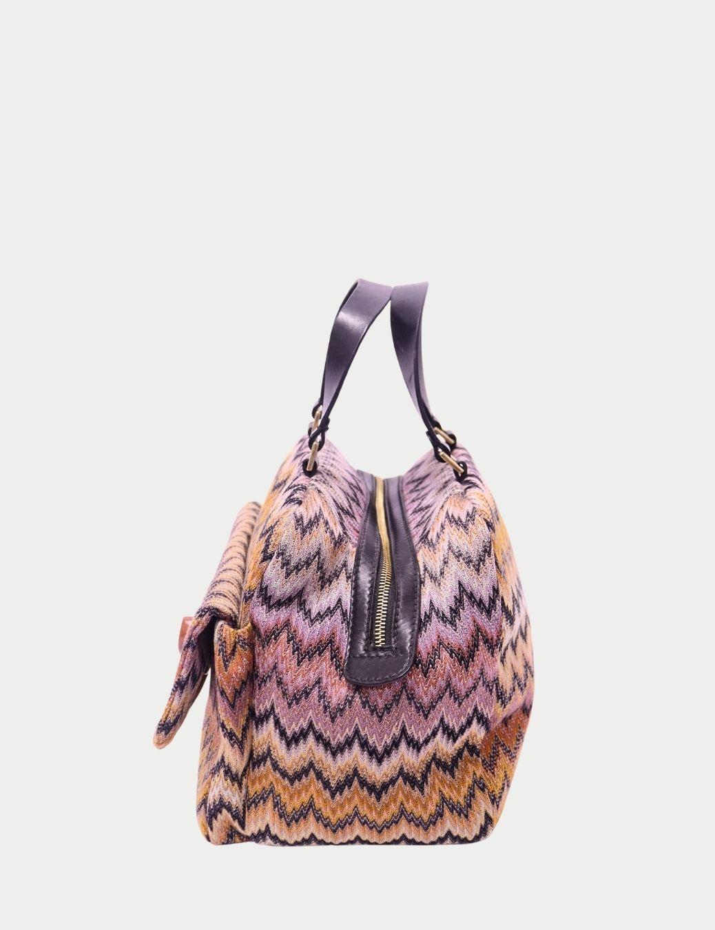 Sac à main en tissu Icone Multicolore - Sac à bandoulière à motif iconique

Ajoutez une touche d'art italien à votre look avec ce sac à main Missoni Zigzag Multicolor, qui arbore le motif emblématique de la maison, inspiré de la maille, dans des