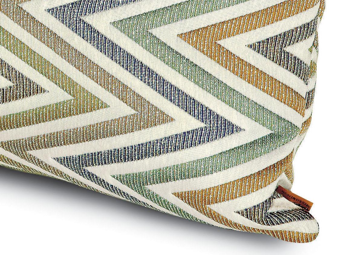 Dekoratives Kissen aus gepolstertem Jacquard-Stoff mit Makro-Chevron-Motiv aus Lurex

Zusammensetzung: 47% Baumwolle, 39% Polyester, 14% Polyamid. Pflege: empfindliche chemische Reinigung mit Perchlorethylen. Perfekt, um jedem Schlafzimmer oder