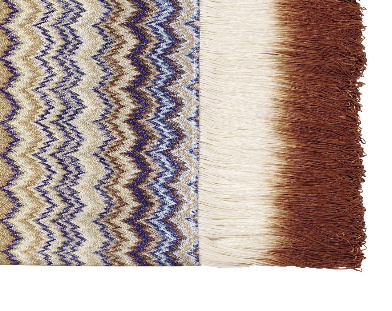 Eine Decke mit einem raffinierten Chevron-Muster und passenden gefärbten Fransen. Präsentiert in einer Geschenkbox mit Markenzeichen. Perfekt, um jedem Schlafzimmer oder Wohnzimmer einen eleganten Touch zu verleihen.

Zusammensetzung: 50% Viskose,