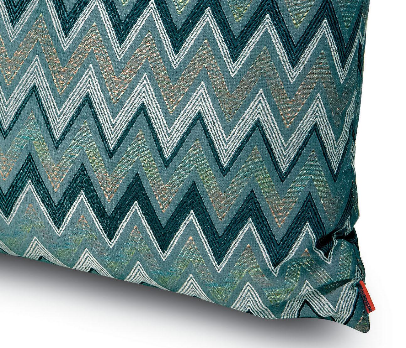 Cushion in shaded metallic chevron jacquard fabric. Dimensions: 16x16 inches. Packaged in disposable plastic. Perfect for adding an elegant touch to any bedroom or living room.

Composition: 48% Polyester, 33% Cotton, 14% Acetate, 5% Metal Fiber.