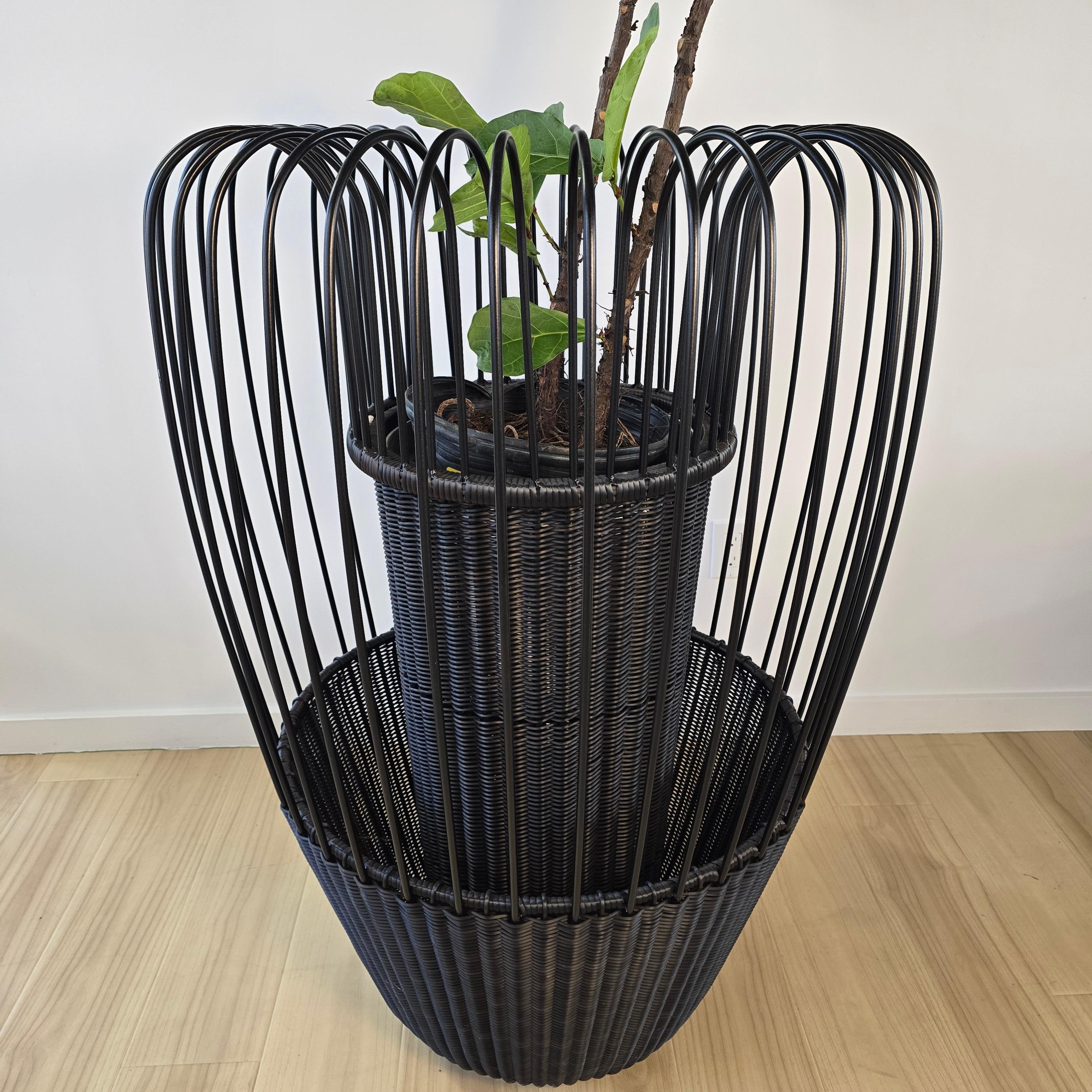 Le Mist Planter est un ajout récent à la superbe collection d'accessoires de jardin de la marque espagnole Point. Cette jardinière élégante complétera parfaitement votre jardin ou votre terrasse en y ajoutant une touche d'élégance !

Le cadre tressé