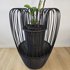 MIST 110 Planter Medium Black by POINT