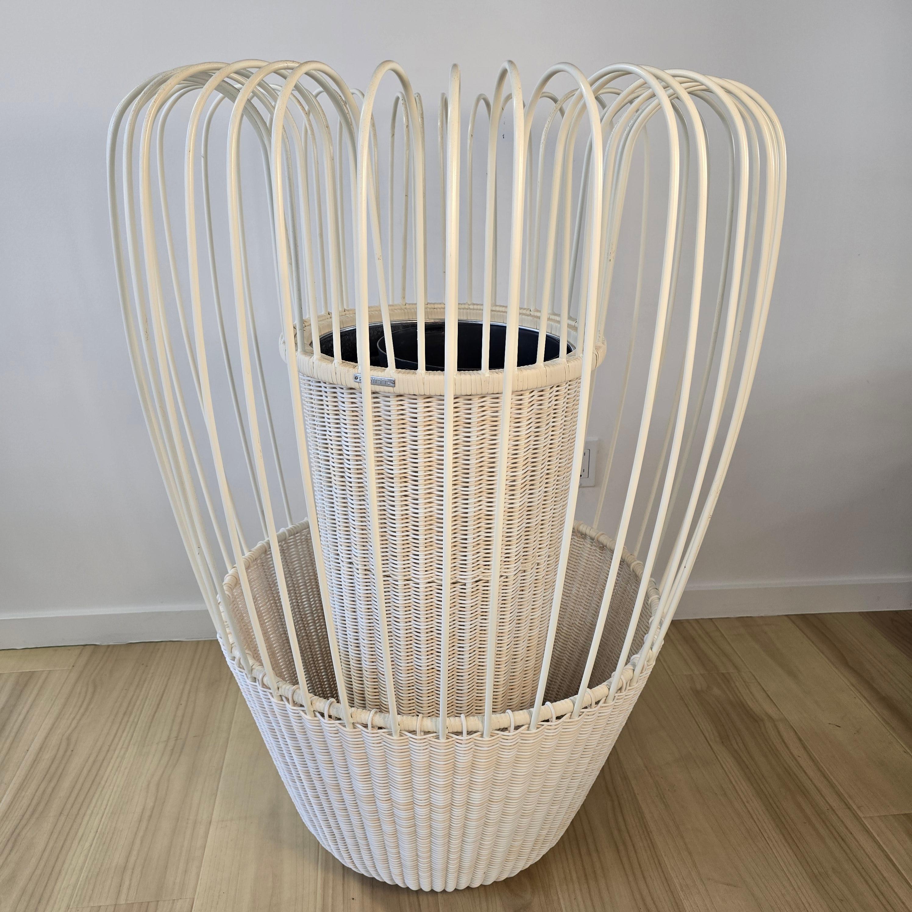 Le Mist Planter est un ajout récent à la superbe collection d'accessoires de jardin de la marque espagnole Point. Cette jardinière élégante complétera parfaitement votre jardin ou votre terrasse en y ajoutant une touche d'élégance !

Le cadre tressé