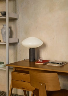 Lampada da tavolo Mist AP17, Grigio Caldo, di All The Way To Paris per &Tradition