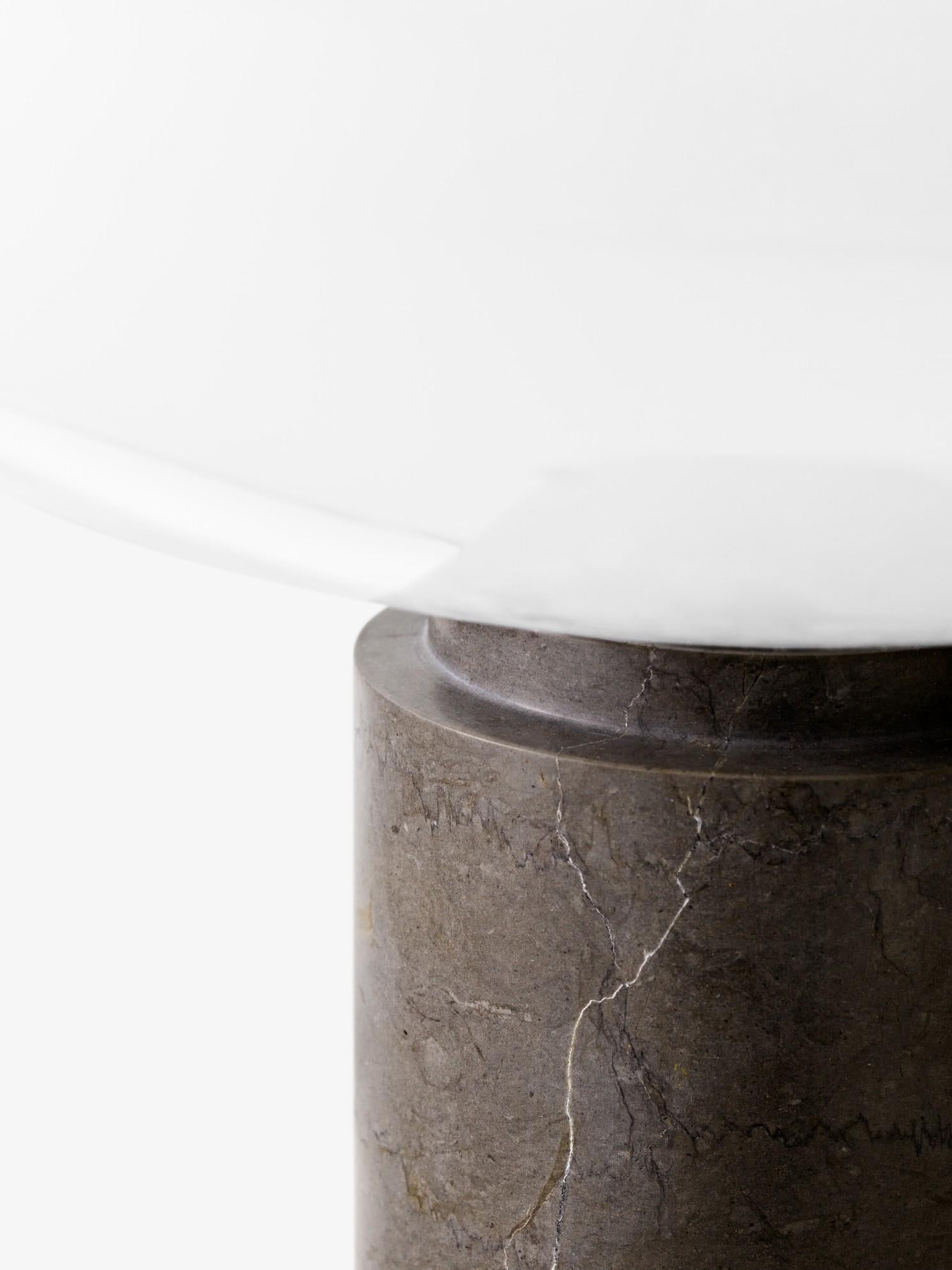 Scandinavo moderno Lampada da tavolo Mist AP17, Grigio Caldo, di All The Way To Paris per &Tradition in vendita