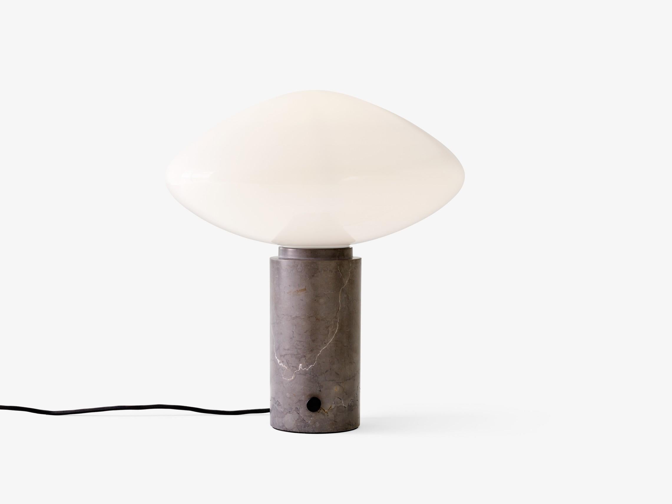 Cinese Lampada da tavolo Mist AP17, Grigio Caldo, di All The Way To Paris per &Tradition in vendita