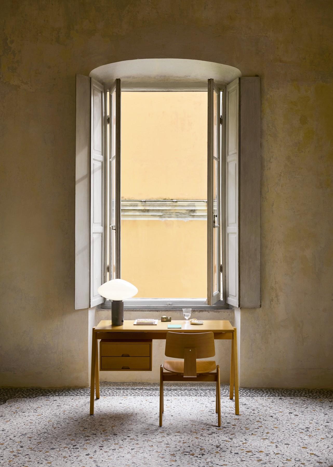 Pietra Lampada da tavolo Mist AP17, Grigio Caldo, di All The Way To Paris per &Tradition in vendita